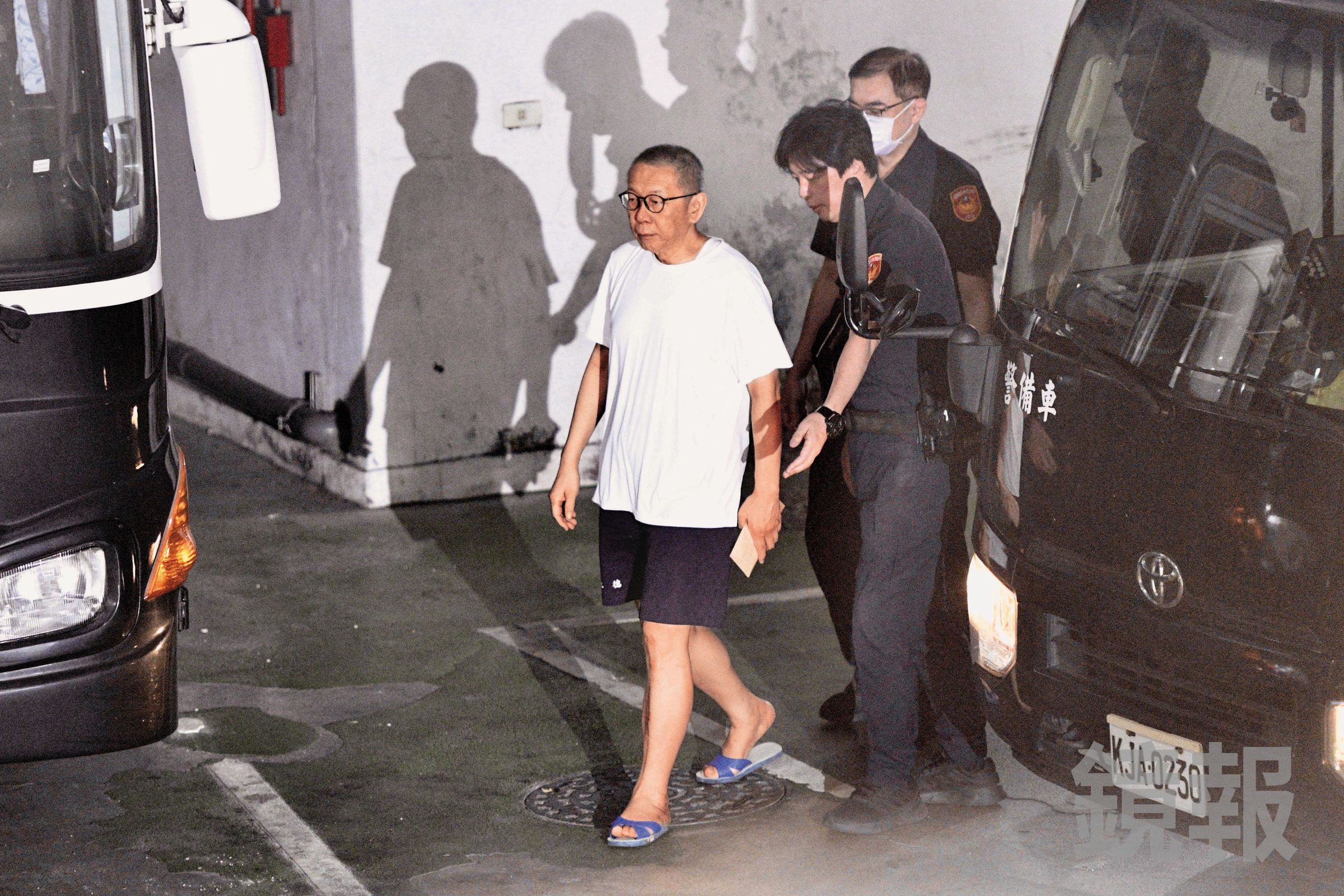 柯文哲（左）交保雖被規定不得接觸證人，但並未遭限制人身、言論自由，白營不排除建議柯到各地開講，凝聚支持者，也親訴遭司法迫害過程。（鏡報李智為）