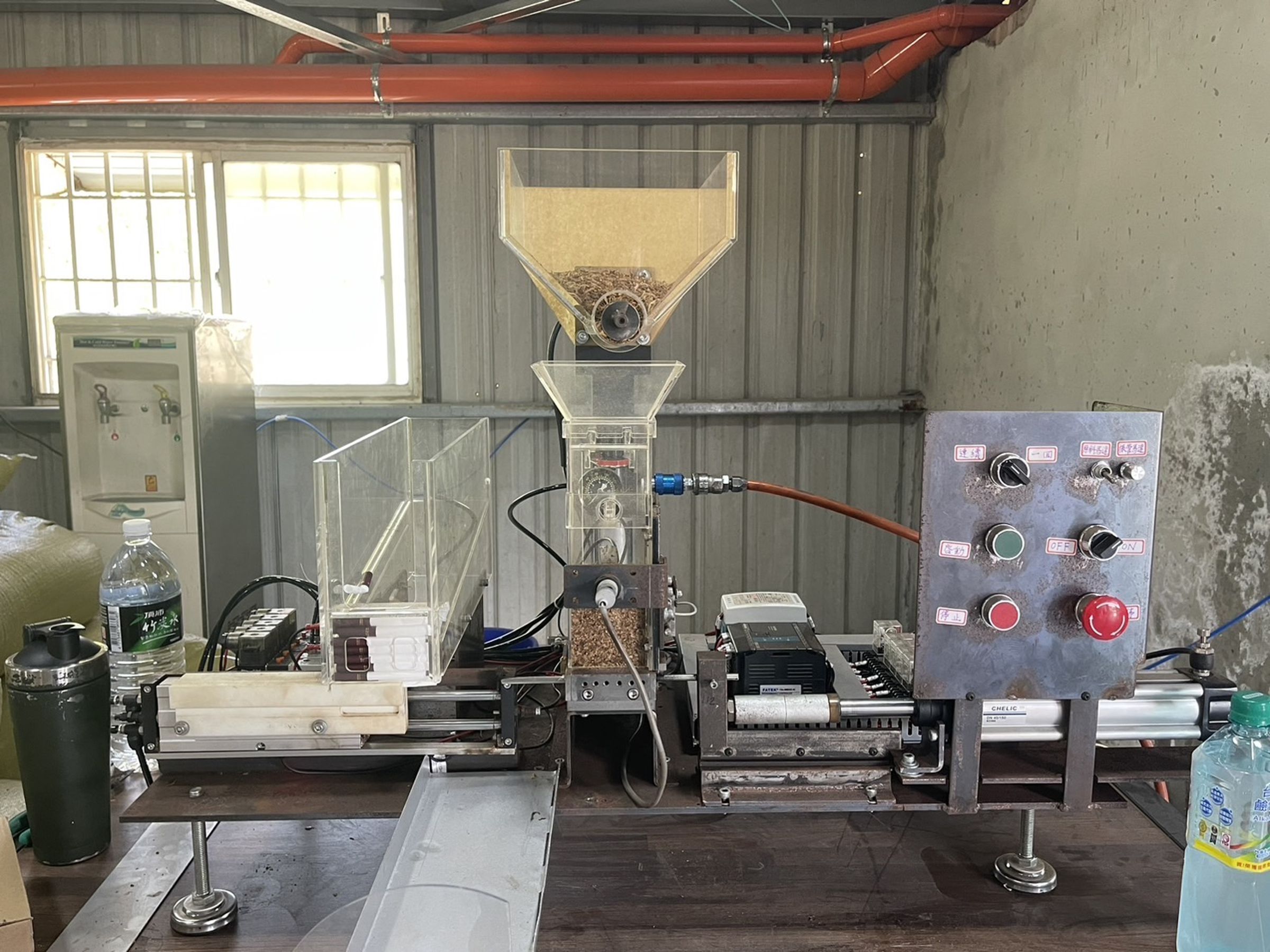台中查緝隊查獲半自動捲菸機具。(海巡署台中查緝隊提供)