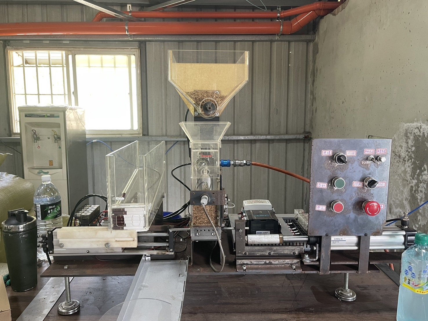 台中查緝隊查獲半自動捲菸機具。(海巡署台中查緝隊提供)