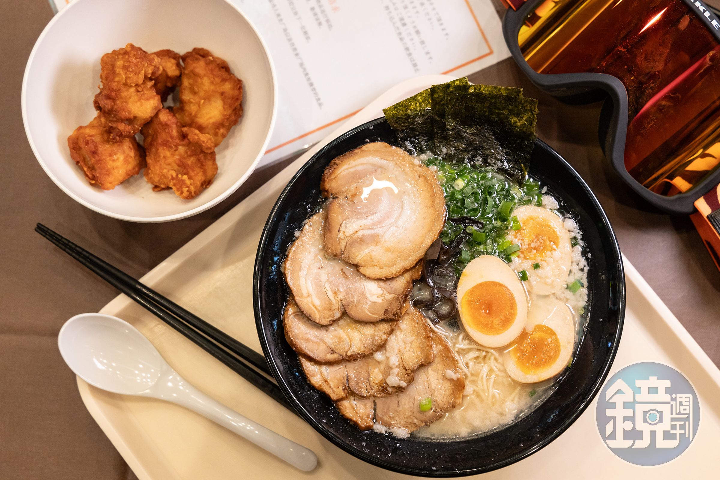 「日式拉麵」(右,1,800日圓/份,約NT$387)與「炸雞塊」(左,700日圓/份,約NT$150)也是相當受歡迎的人氣餐點。