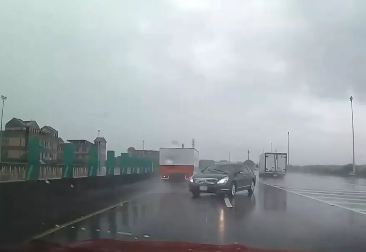 88歲黃姓老翁今日無照逆向駛上國道5號南下主線,導致後方車輛閃避不及撞上。(翻攝畫面)