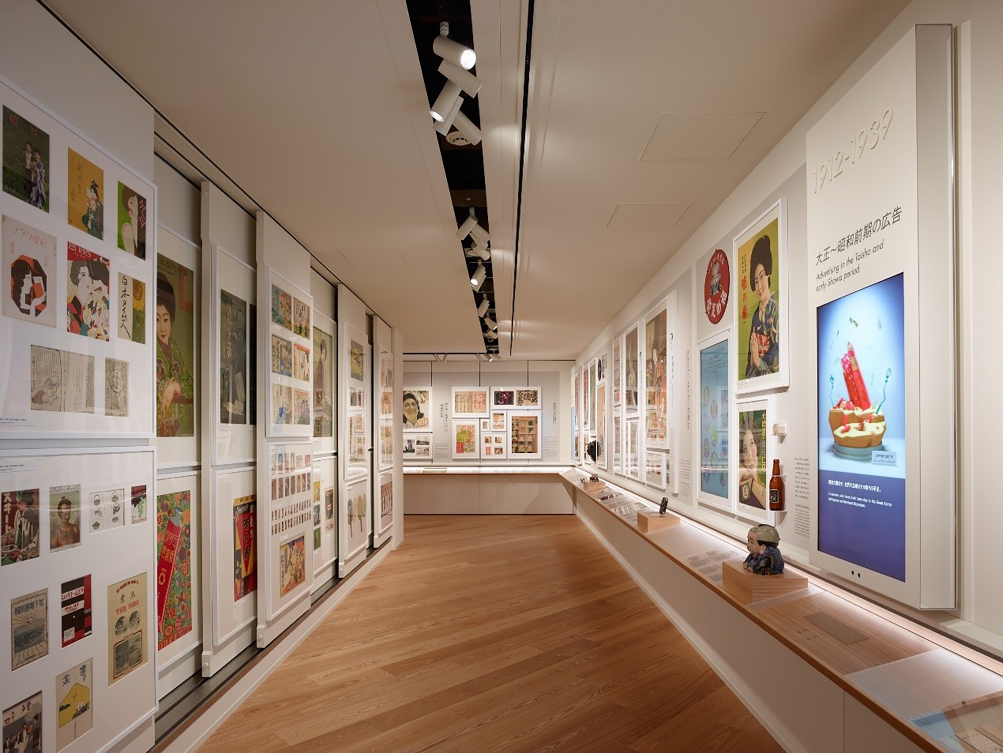 在「東京廣告博物館」的「日本廣告史」展區中,可藉由各個時代的廣告回顧當時的社會風潮。(東京廣告博物館提供)