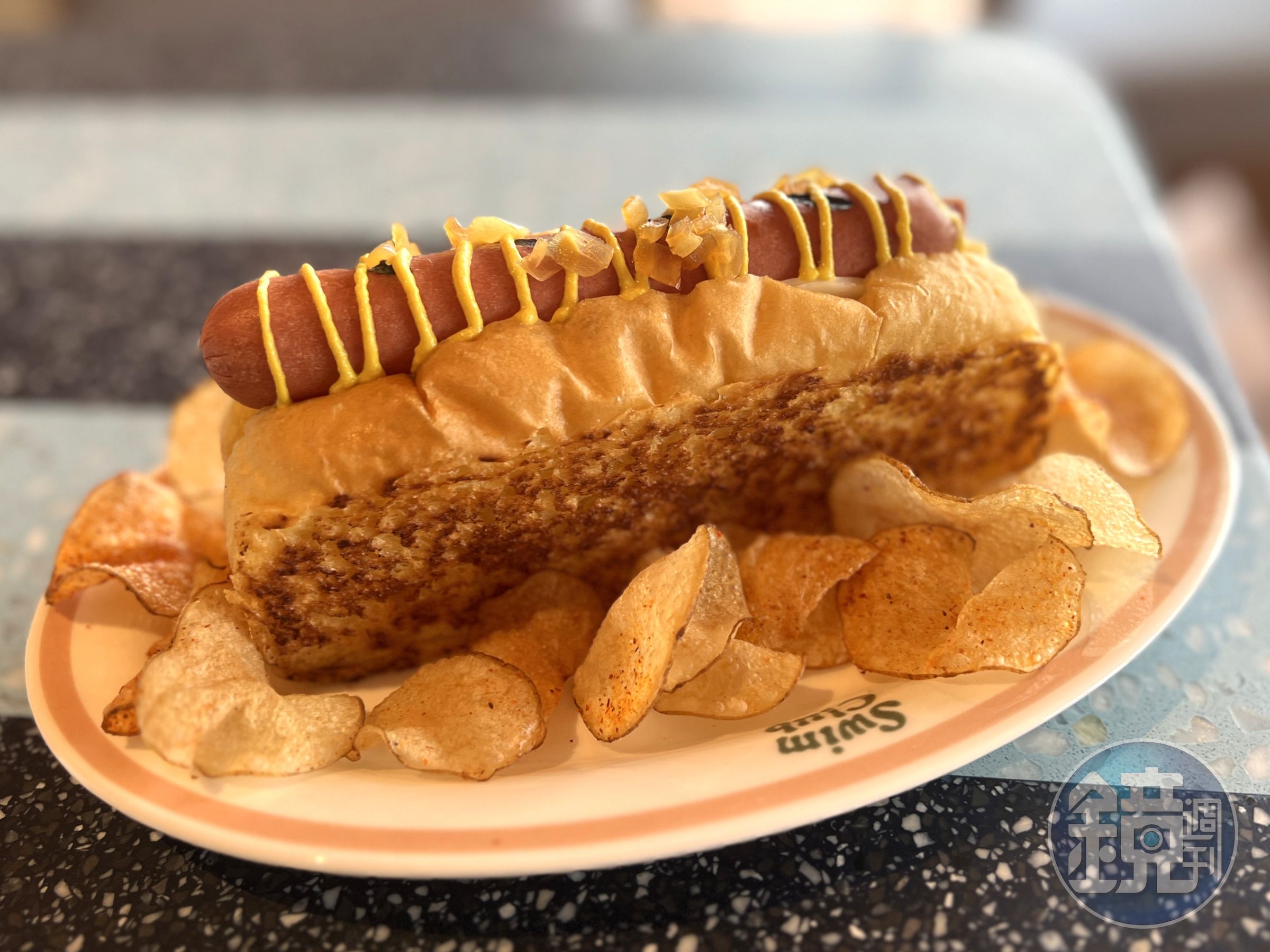經典的美式熱狗「Gold Medal Hot Dog」也以金牌之姿現身酒吧小食。（港幣108元／份，約NT$430）