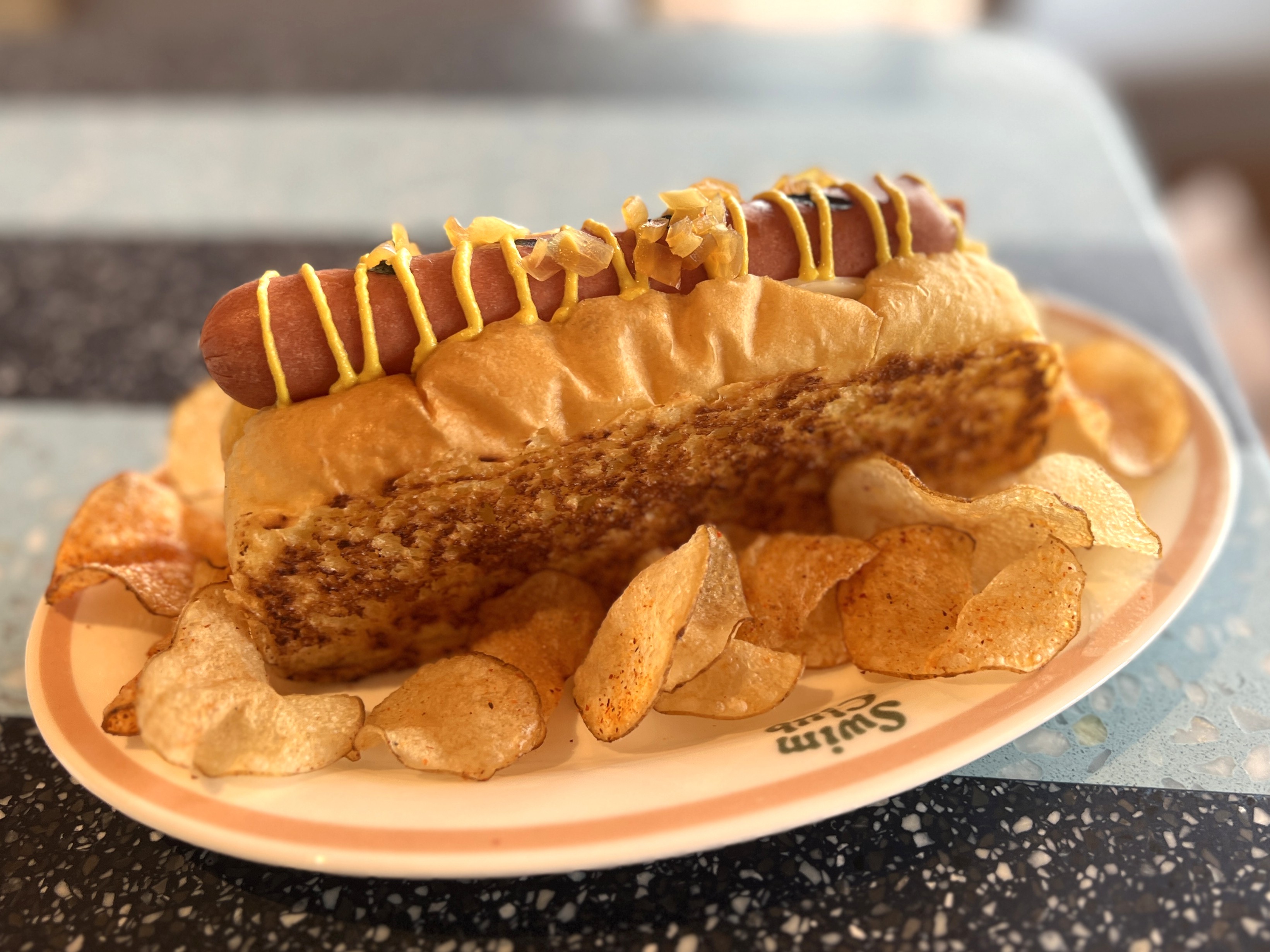 經典的美式熱狗「Gold Medal Hot Dog」也以金牌之姿現身酒吧小食。（港幣108元／份，約NT$430）