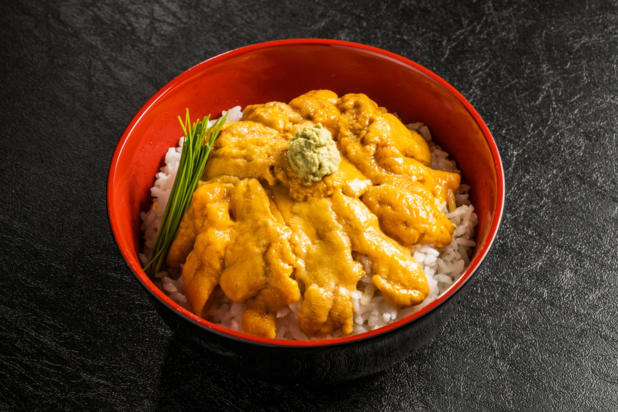 在石垣島也能吃到豐盛的海膽飯。（華航提供）