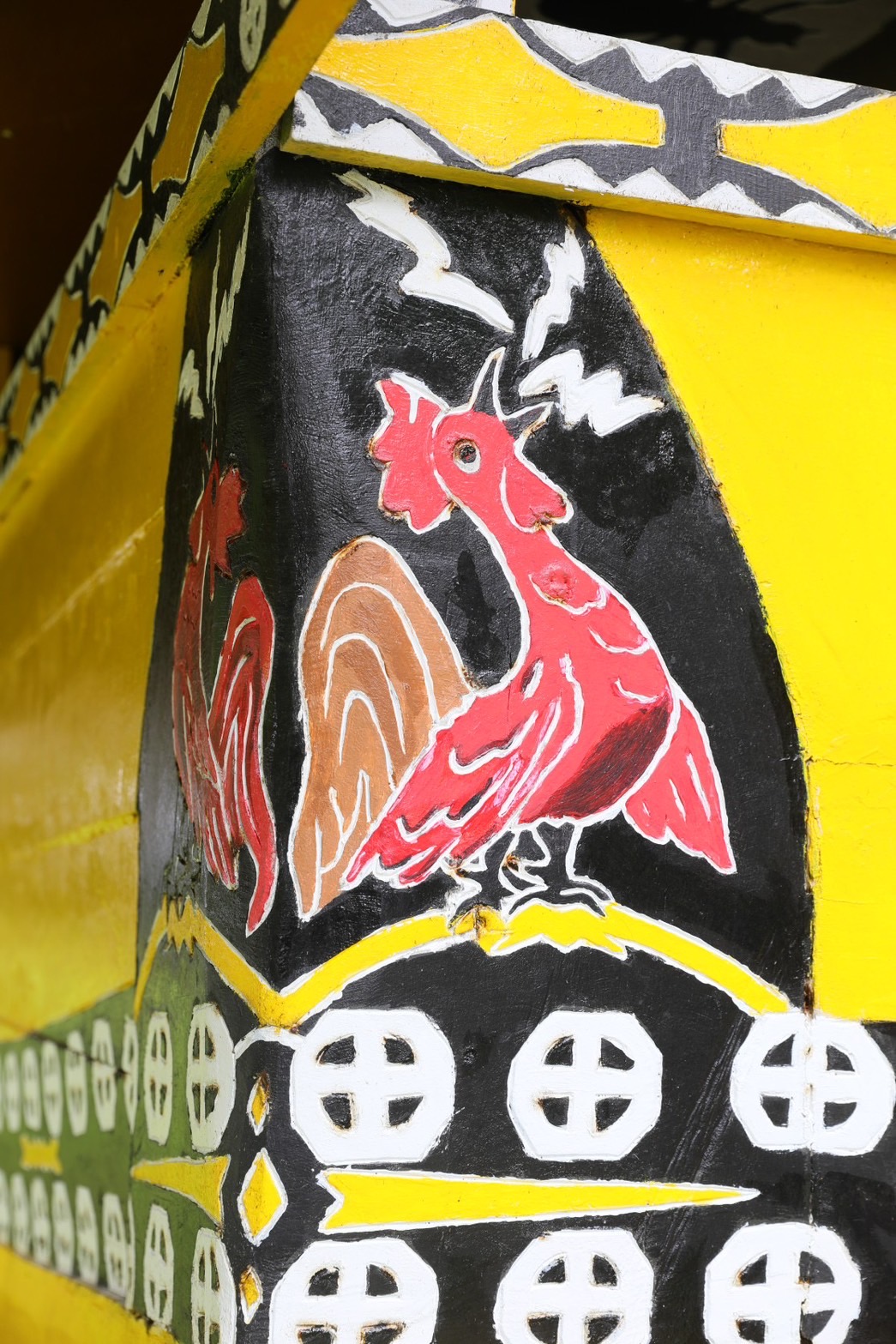 「男人會館」外牆上有大量的雕刻與壁畫，象徵不同寓意及神話；其中公雞就是象徵守護神。 