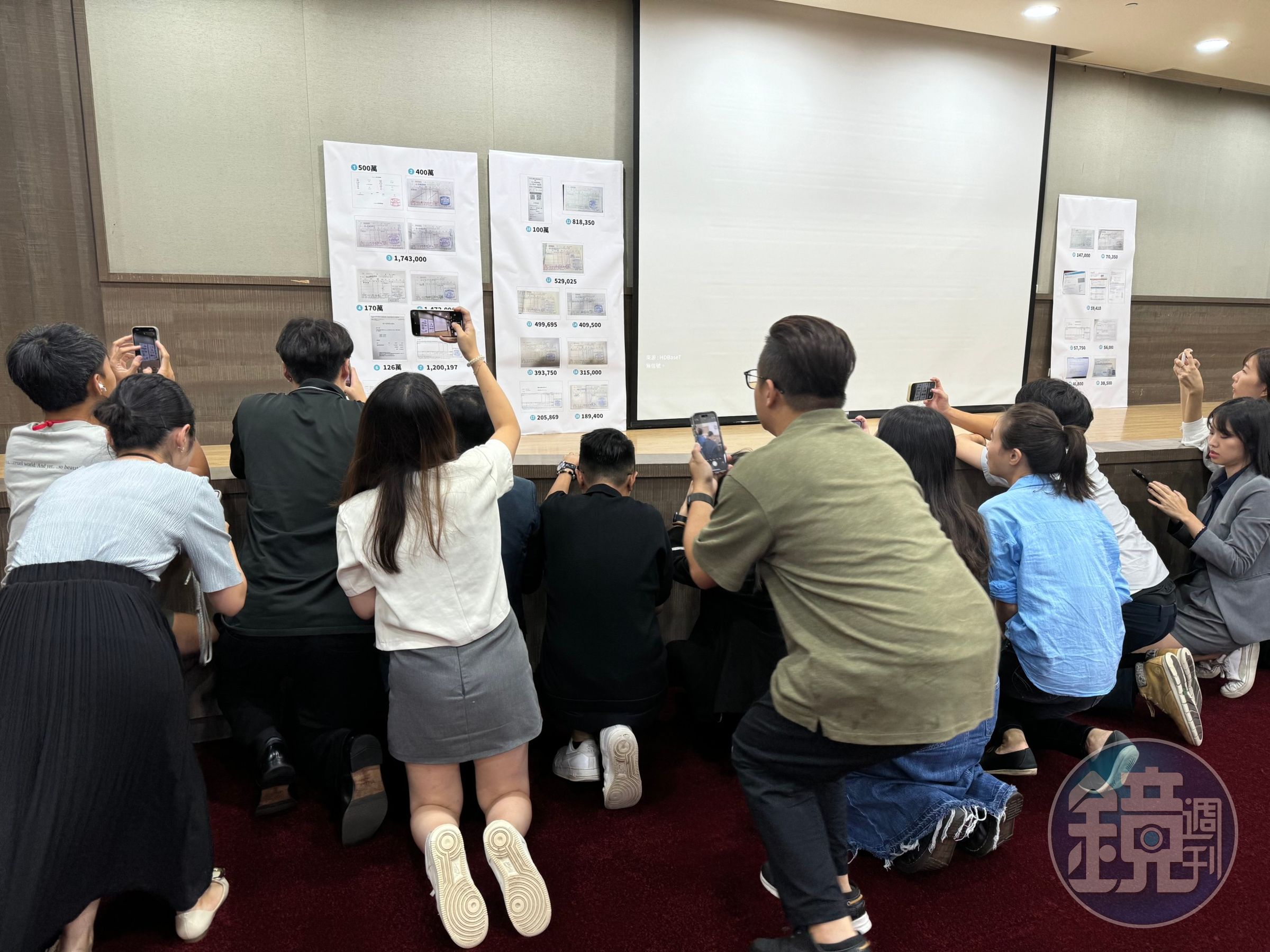 記者會前民眾黨貼出單據引起記者圍拍。