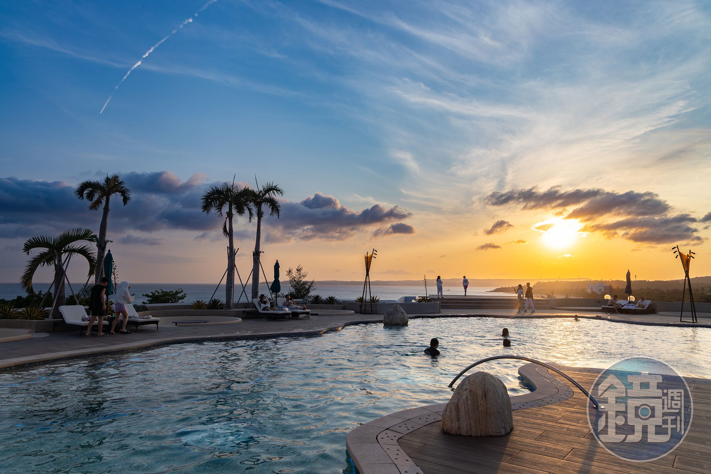 傍晚時分,在「Hotel dùa Kenting」頂樓泳池畔能欣賞到夕陽從遠方緩慢沉入海平面,天空被染成橘紅色的夢幻晚霞。