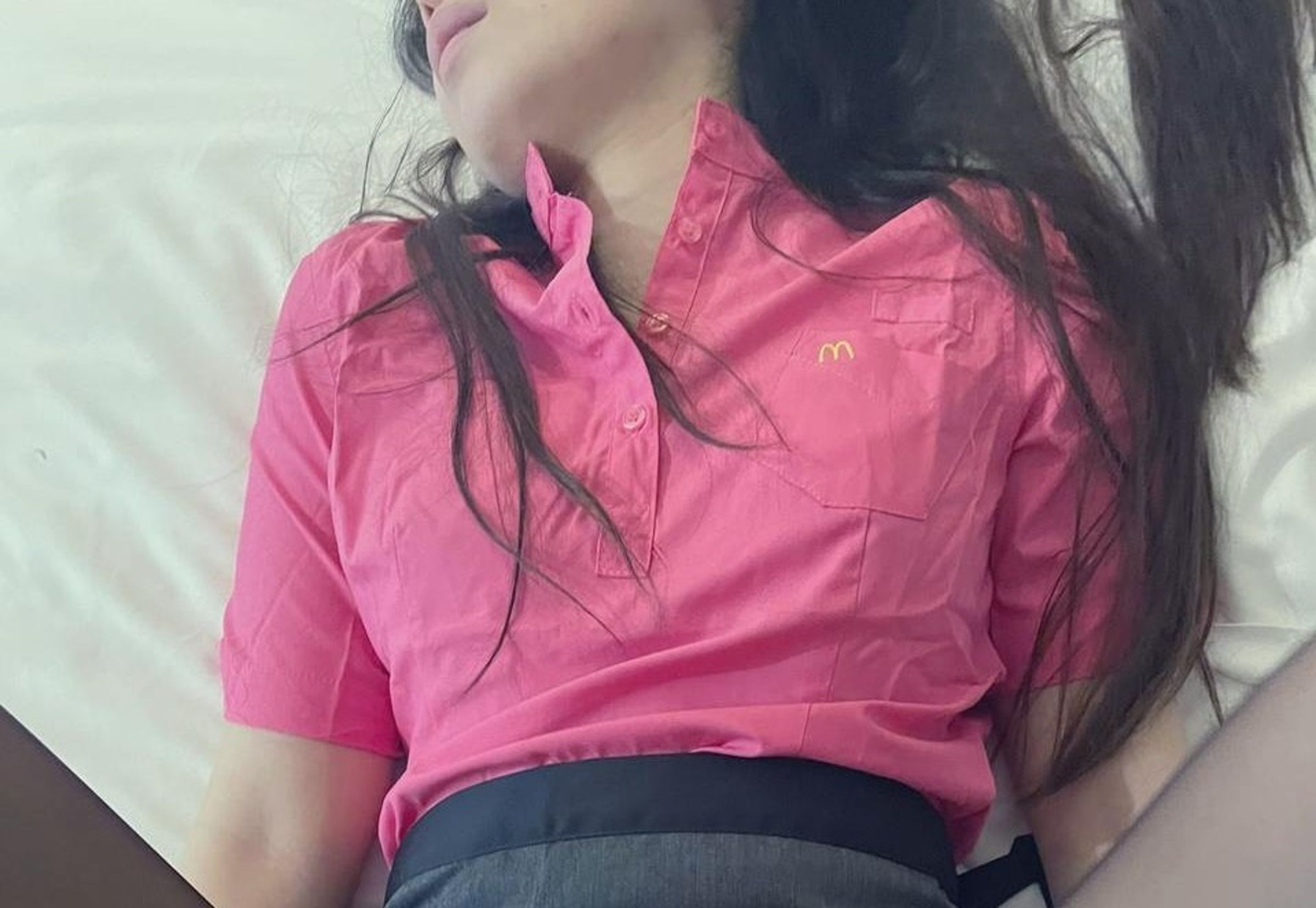 有網黃故意穿著麥當勞制服拍片。（翻自《黑料網》）