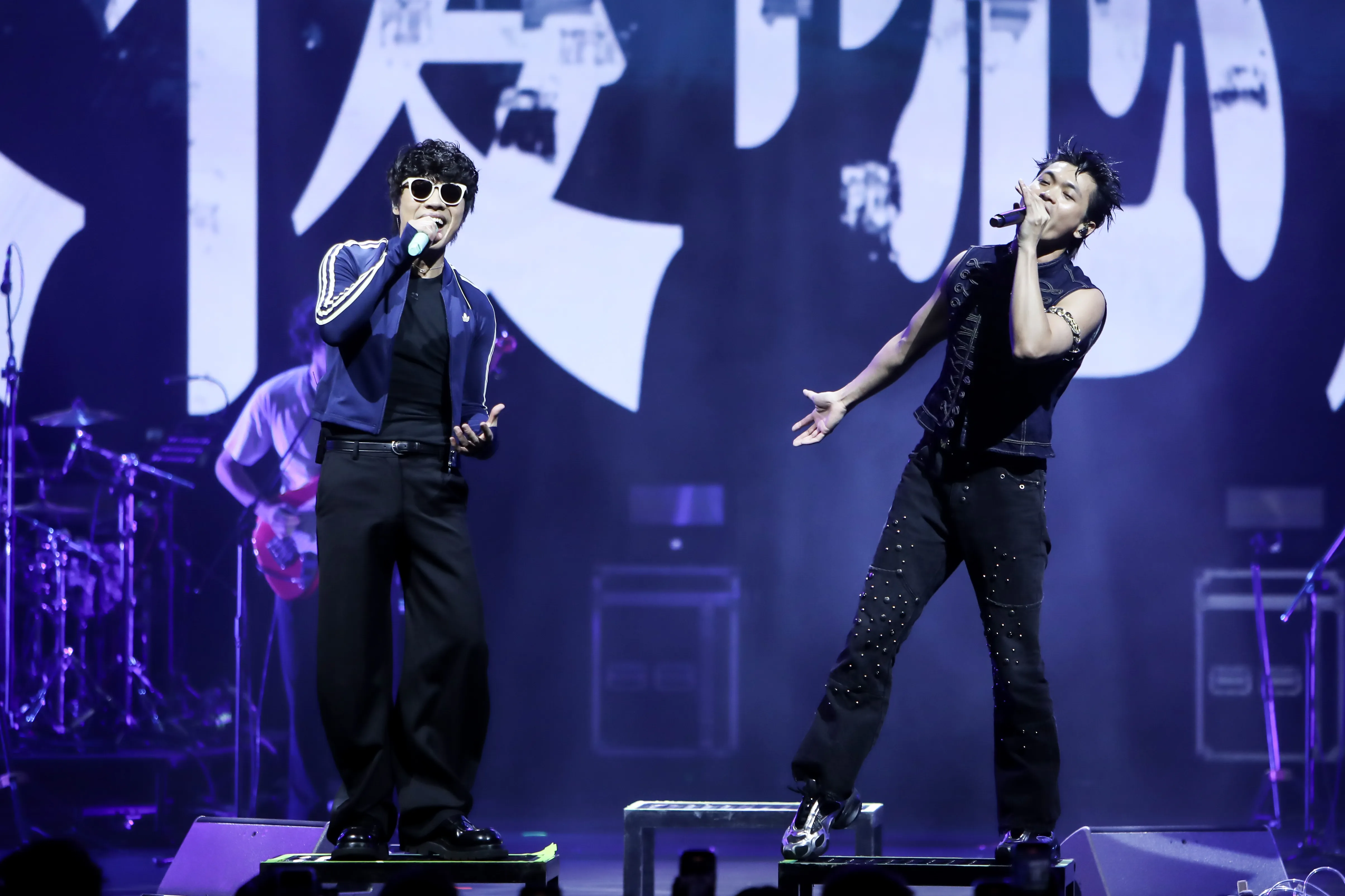 盧廣仲與美秀集團狗柏驚喜合體，首度現場合唱〈手機錢包鑰匙菸〉，兩人唱完還一起比愛心，成為 JJA 限定夢幻組合。（讀者提供）