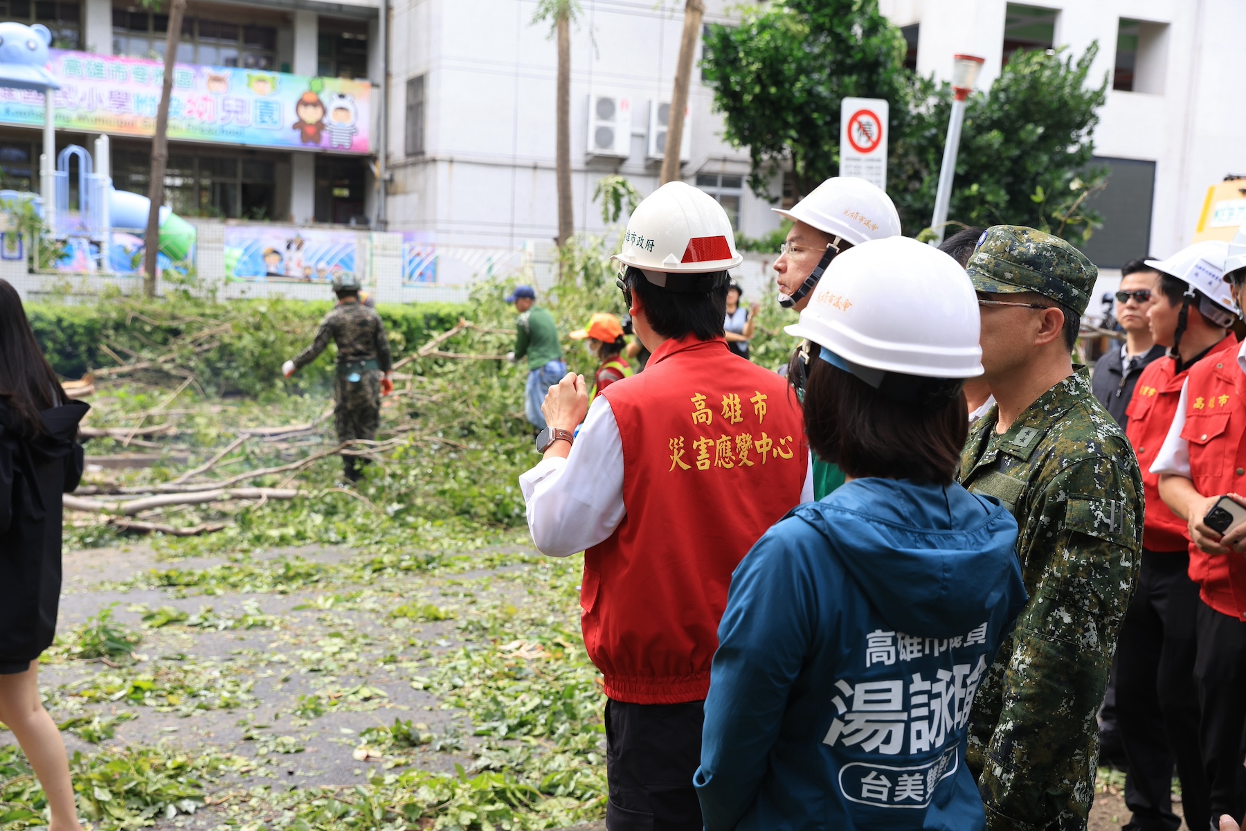 高雄遭颱風摧殘過後、市容一片混亂，市長陳其邁今持續赴各地視察復原工作。（翻攝自陳其邁臉書）
