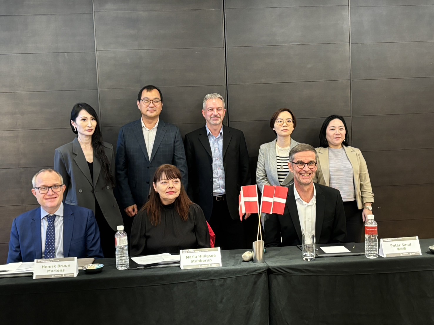 丹麥商務辦事處處長畢尚德攜手丹麥脫碳聯盟成員，表達在台的丹麥企業將持續致力於支持台灣追求韌性且永續的能源系統。