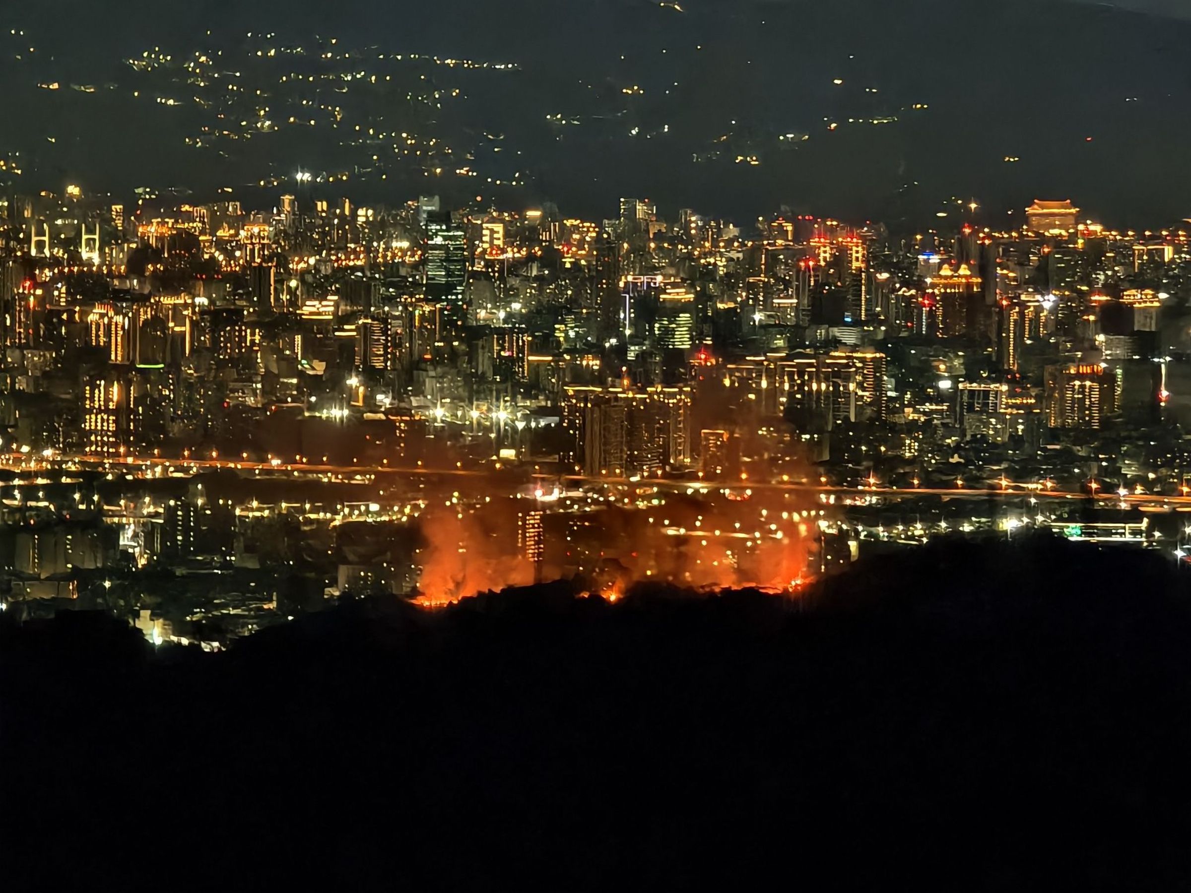 大同山觀景台疑似因登山客觸電釀成火燒山。（翻攝自臉書）