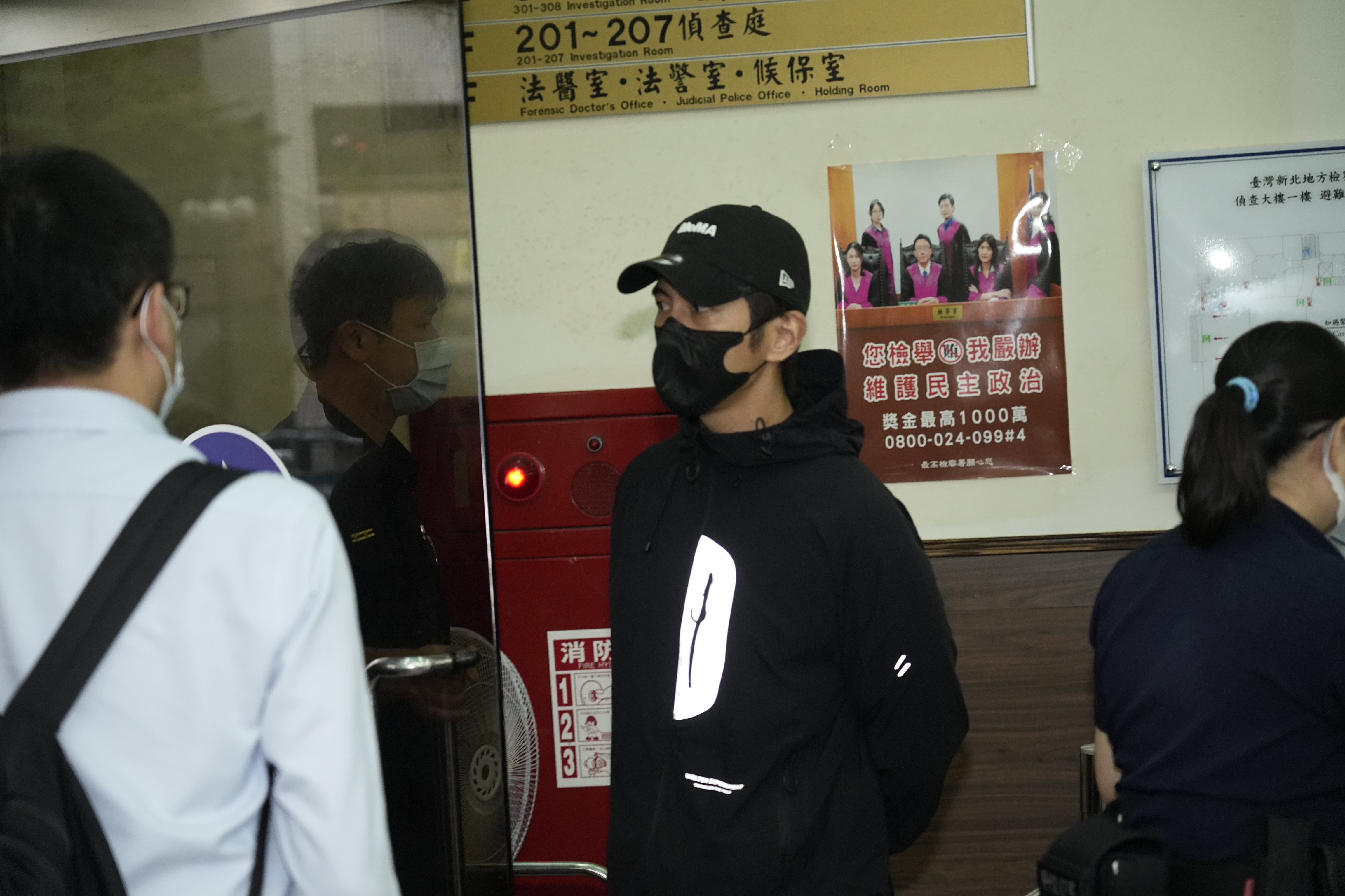 修杰楷涉入閃兵案中，他今天複訊後以50萬元交保。