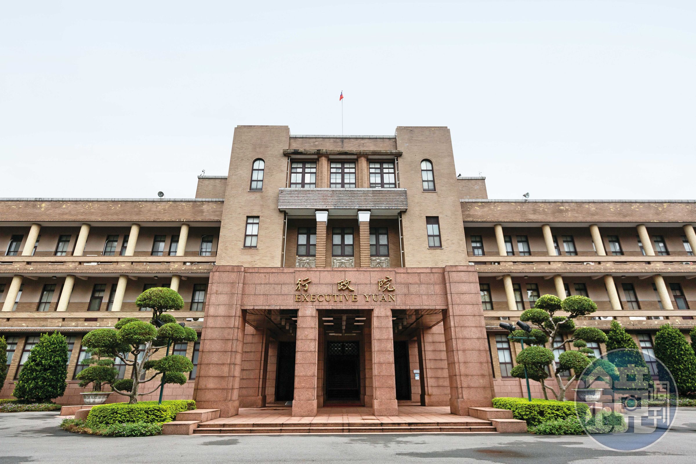 立法院三讀修法,把行政院華麗轉型,明定勞工保險財務由政府負最後支付責任。(本刊資料照)