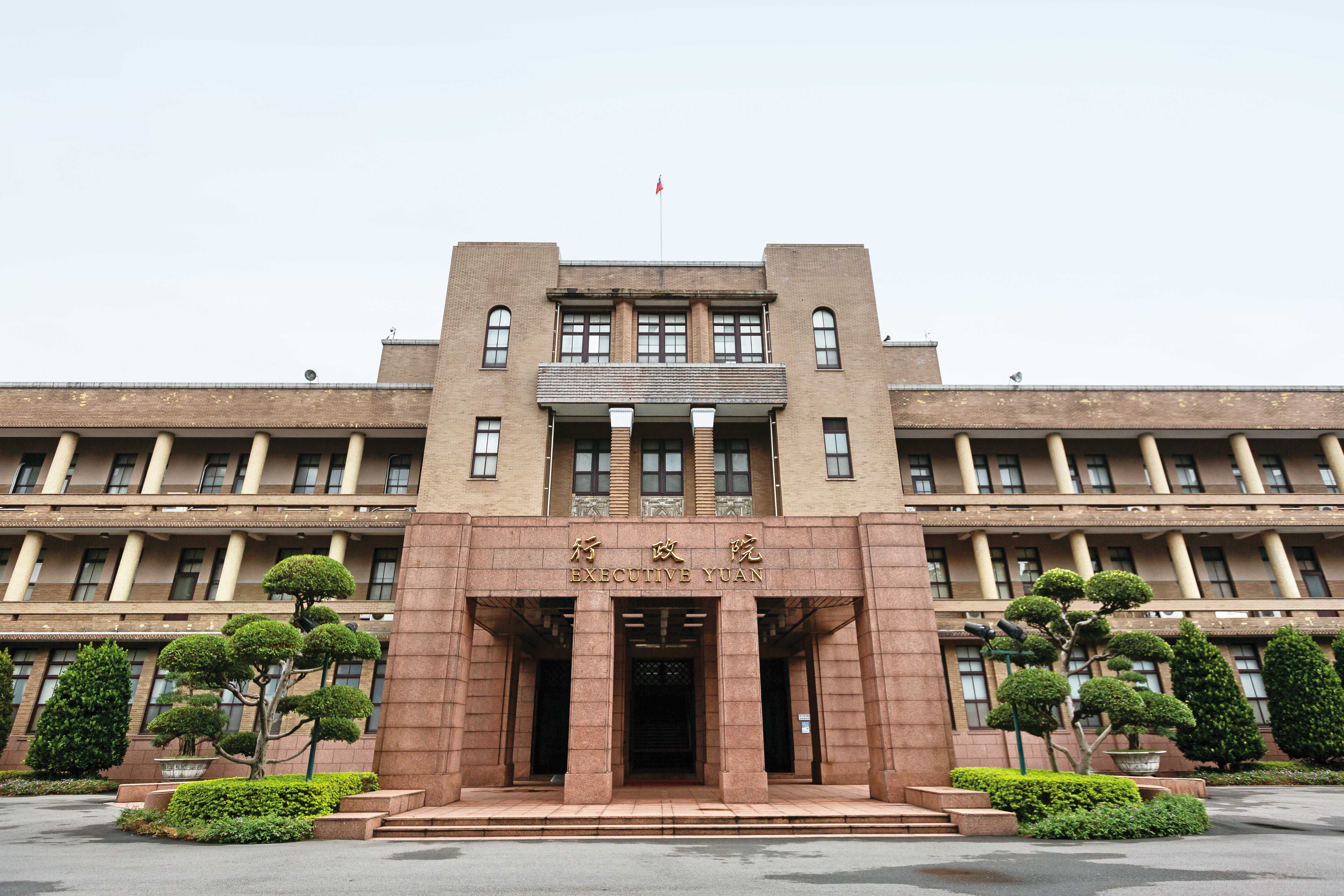 立法院三讀修法，把行政院華麗轉型，明定勞工保險財務由政府負最後支付責任。（本刊資料照）