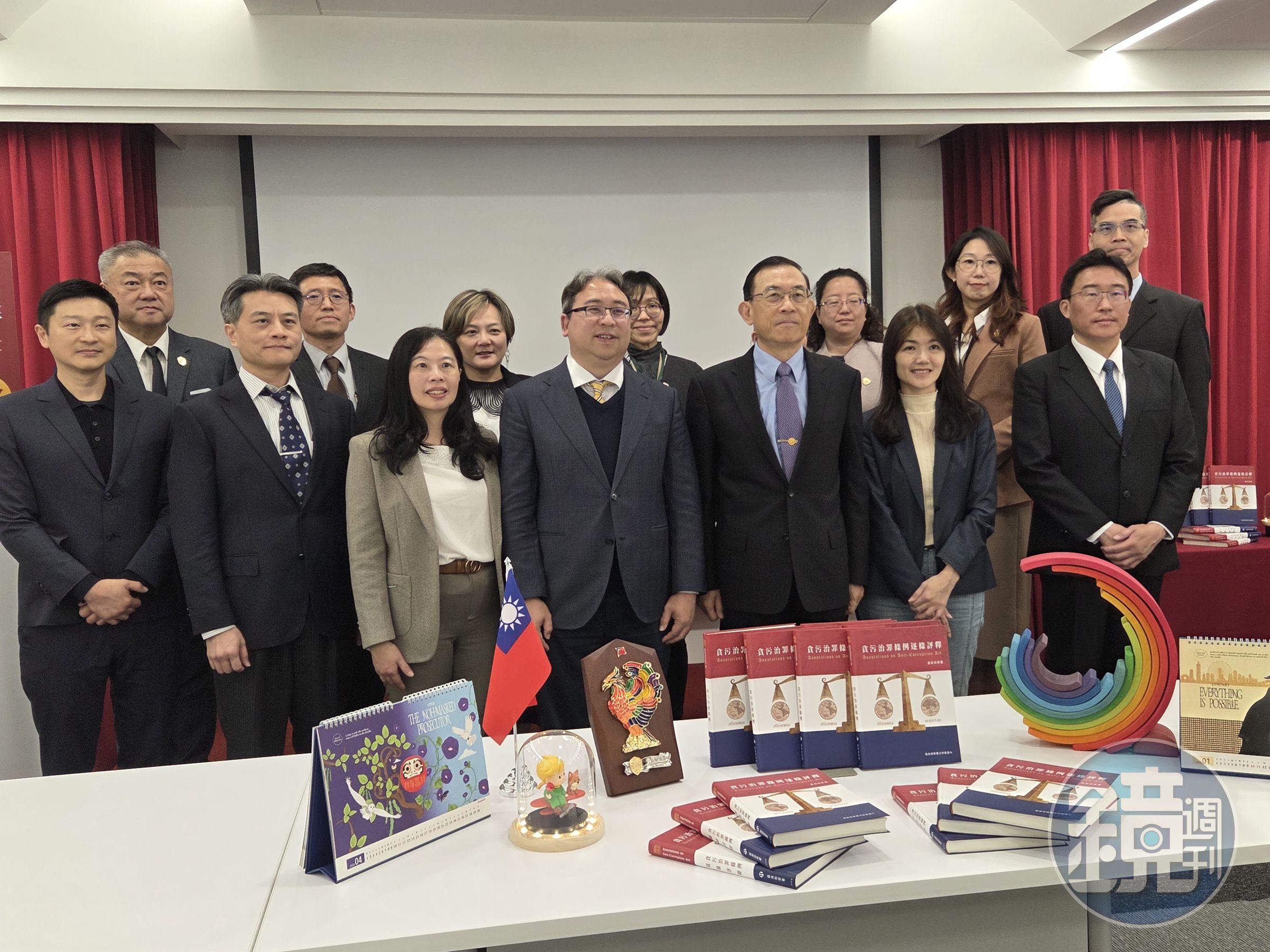 最高檢今(12)日舉行《貪污治罪條例逐條評釋》新書發表會,由法務部政務次長黃世杰與檢察總長邢泰釗開場引言介紹此書,並暢談最高檢首度進軍書展心得,此書的檢察界相關作者也合影留念。