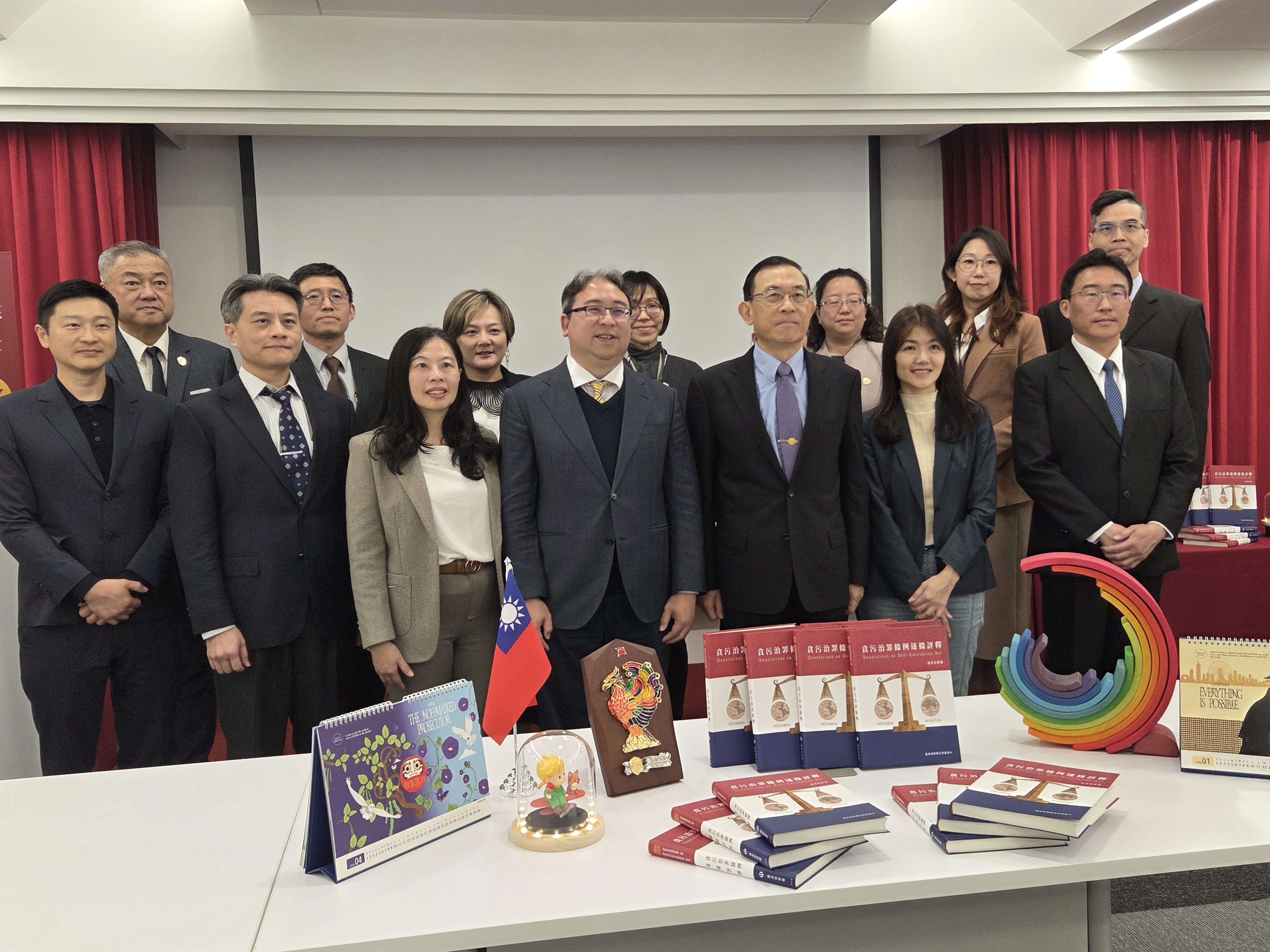 最高檢今(12)日舉行《貪污治罪條例逐條評釋》新書發表會,由法務部政務次長黃世杰與檢察總長邢泰釗開場引言介紹此書,並暢談最高檢首度進軍書展心得,此書的檢察界相關作者也合影留念。