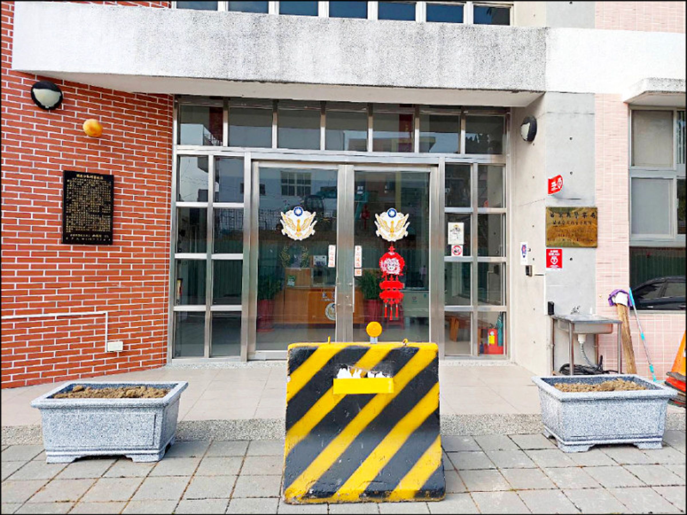 水泥紐澤西護欄是多數縣市警局選擇的臨時防護措施，蔚為主流。（讀者提供）