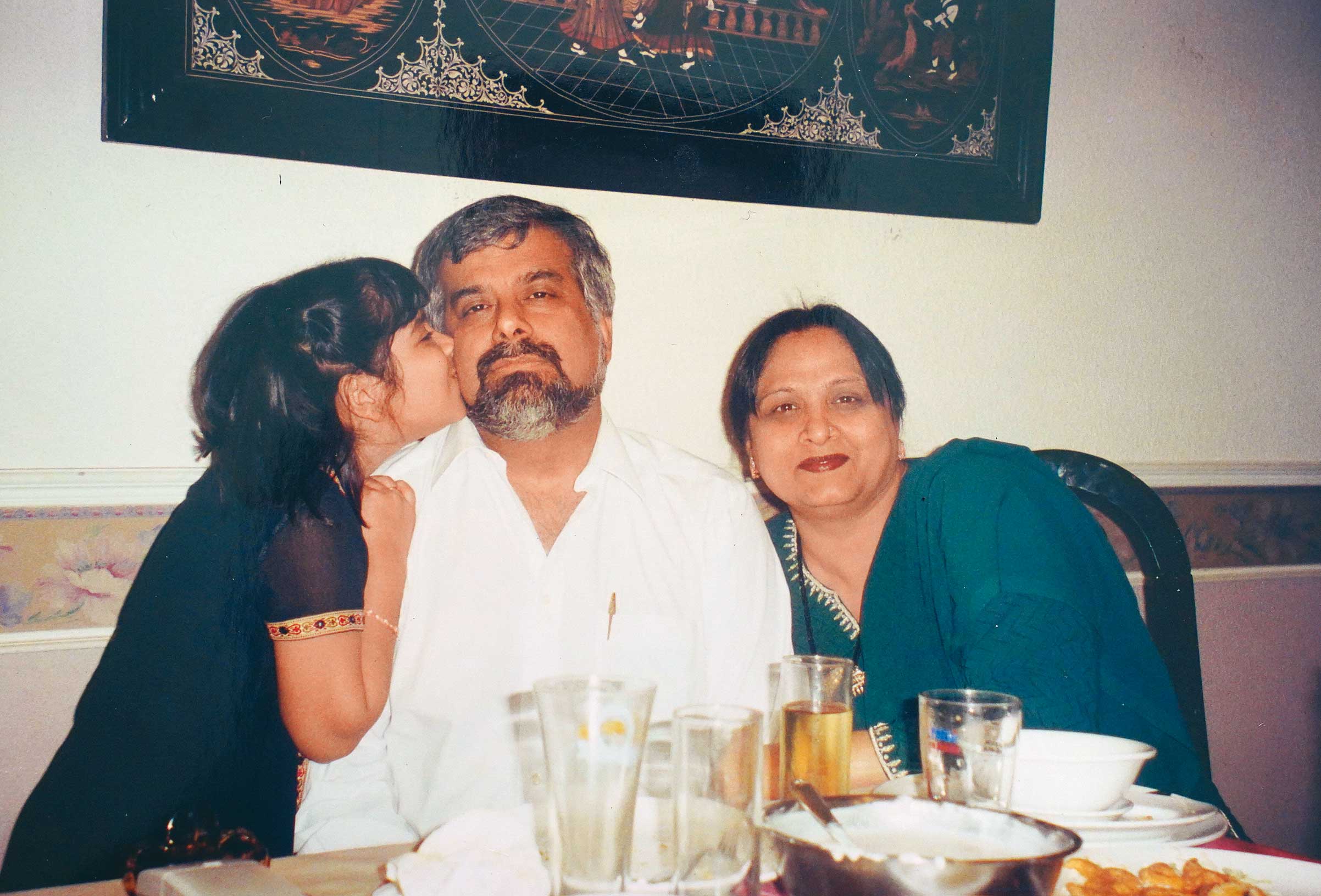 第二代黎杰亞（左）在台灣出生、成長，與爸媽感情緊密，移居花蓮開餐廳時，每週都回台北探望家人。（坦都印度餐廳提供）