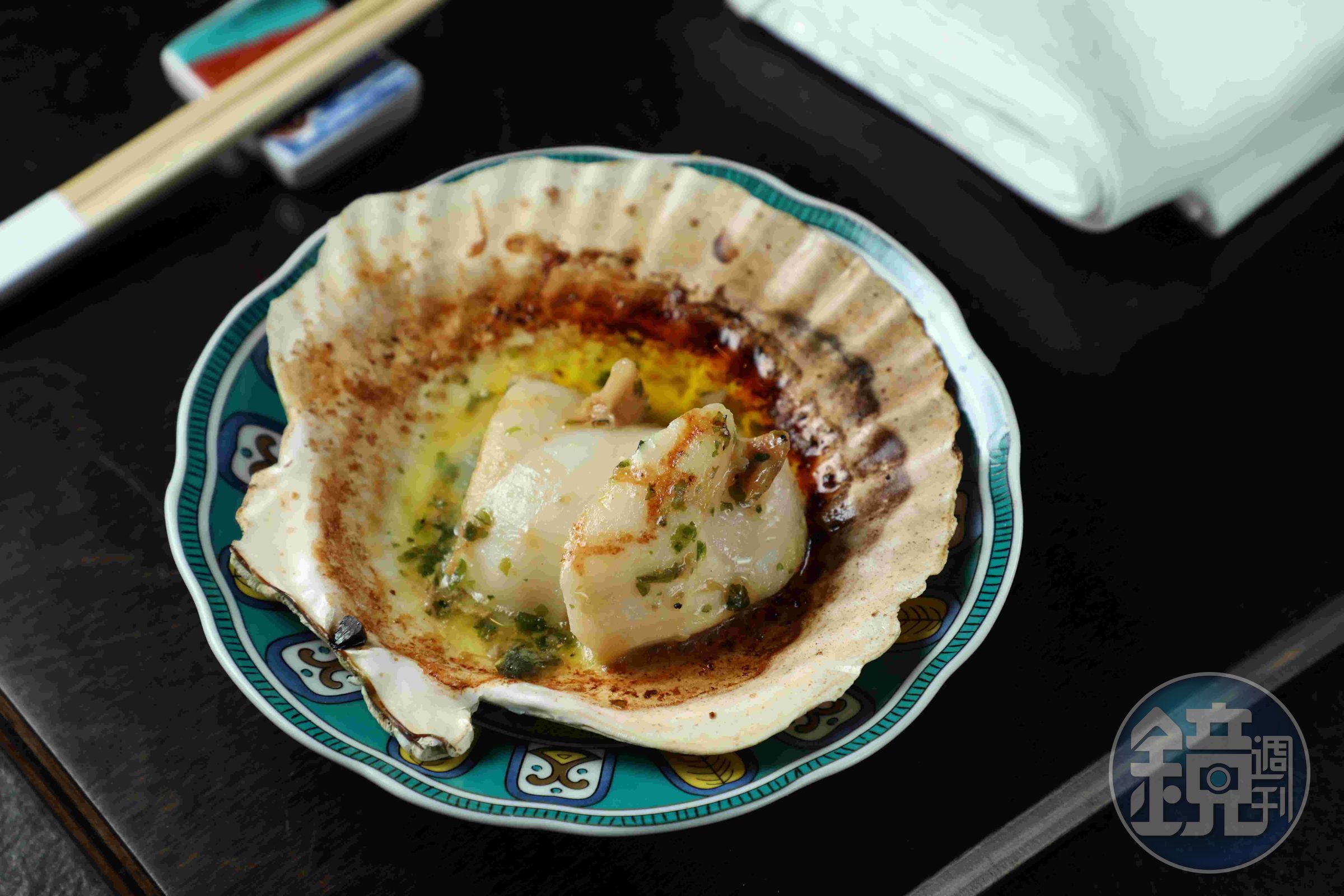 炭火直燒的「北海道帶殼扇貝」風味頗佳。