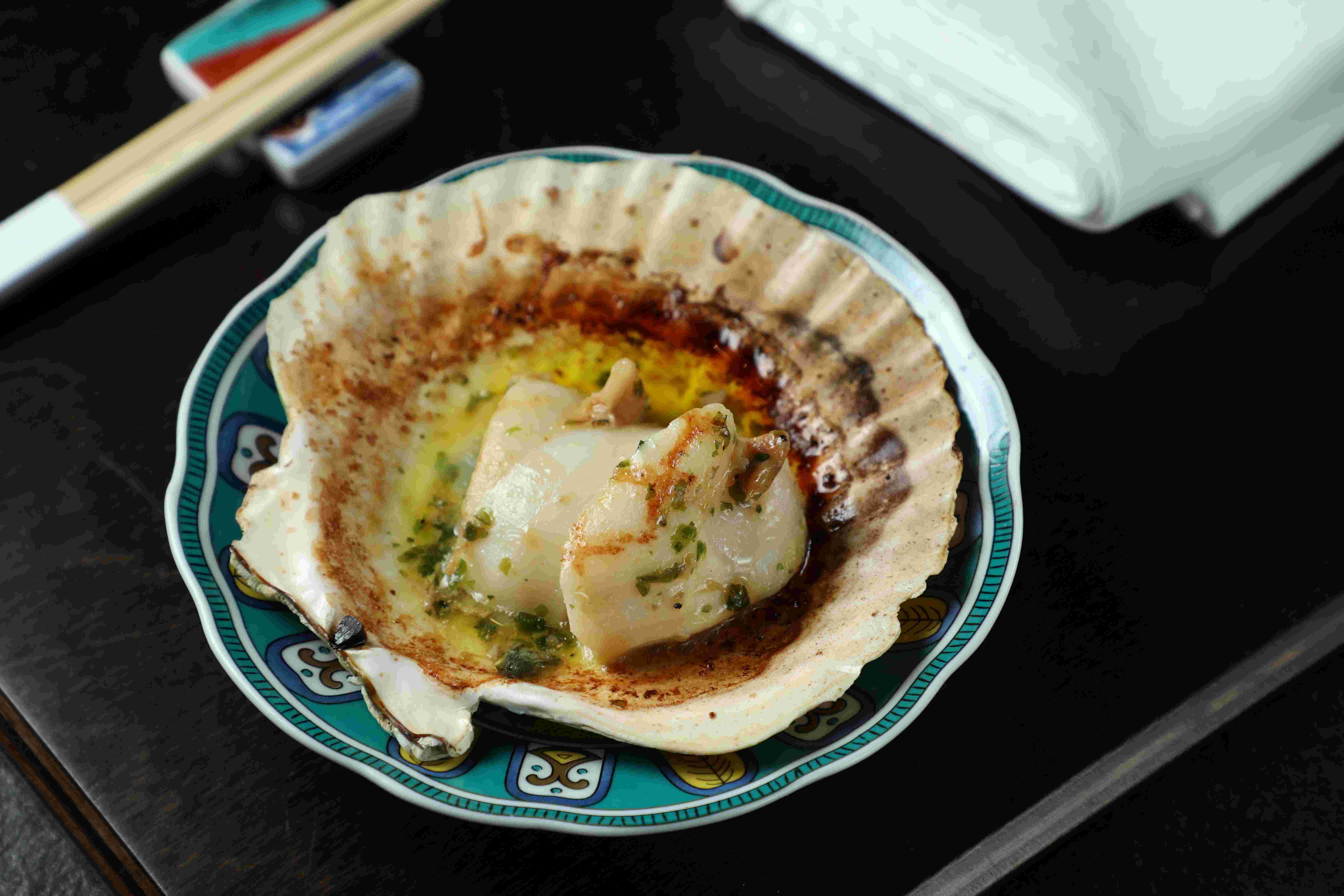 炭火直燒的「北海道帶殼扇貝」風味頗佳。