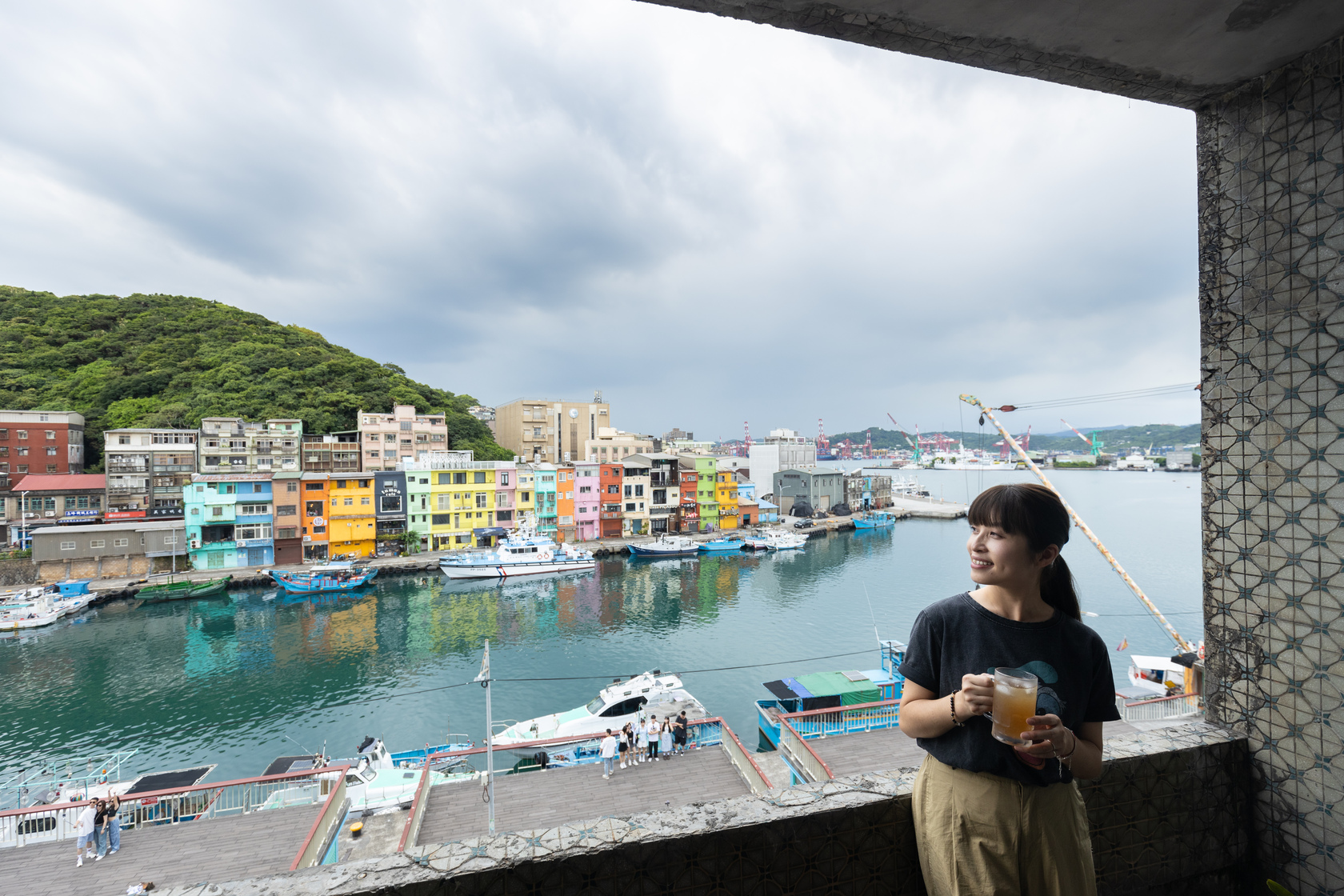 「GONG YU」正對著正濱漁港的彩色小屋，再把基隆滋味飲入喉，是最接地氣的體驗。