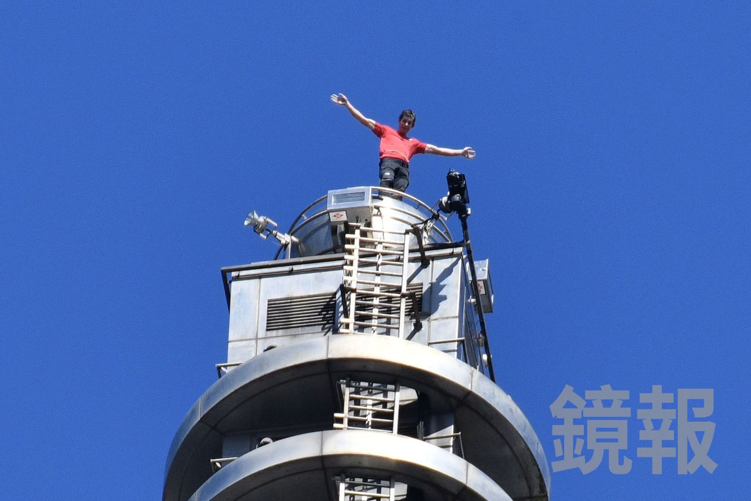 霍諾德僅花了91分鐘，就成功徒手攀登台北101。（鏡報李智為攝）