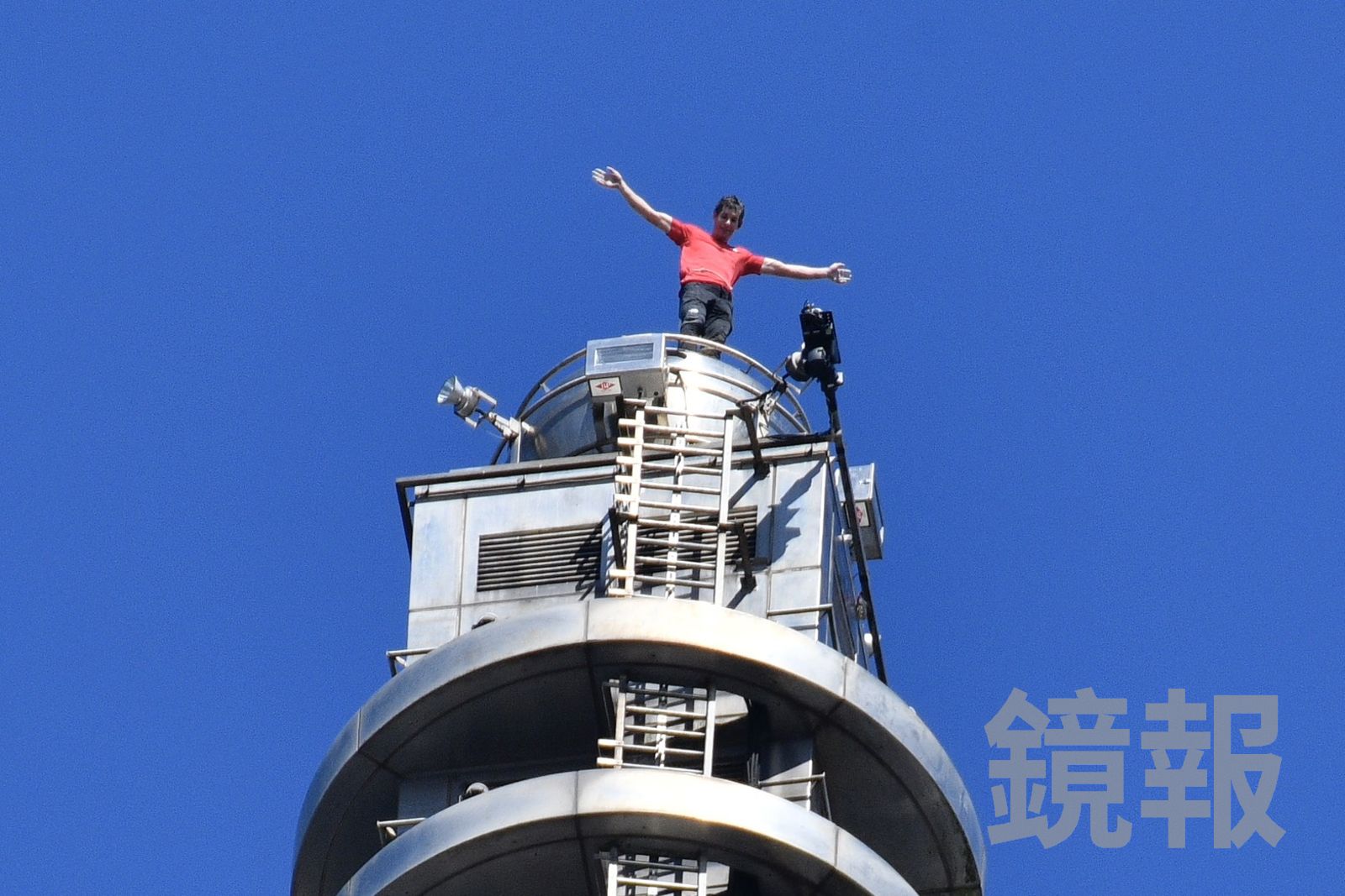 霍諾德僅花了91分鐘,就成功徒手攀登台北101。(鏡報李智為攝)