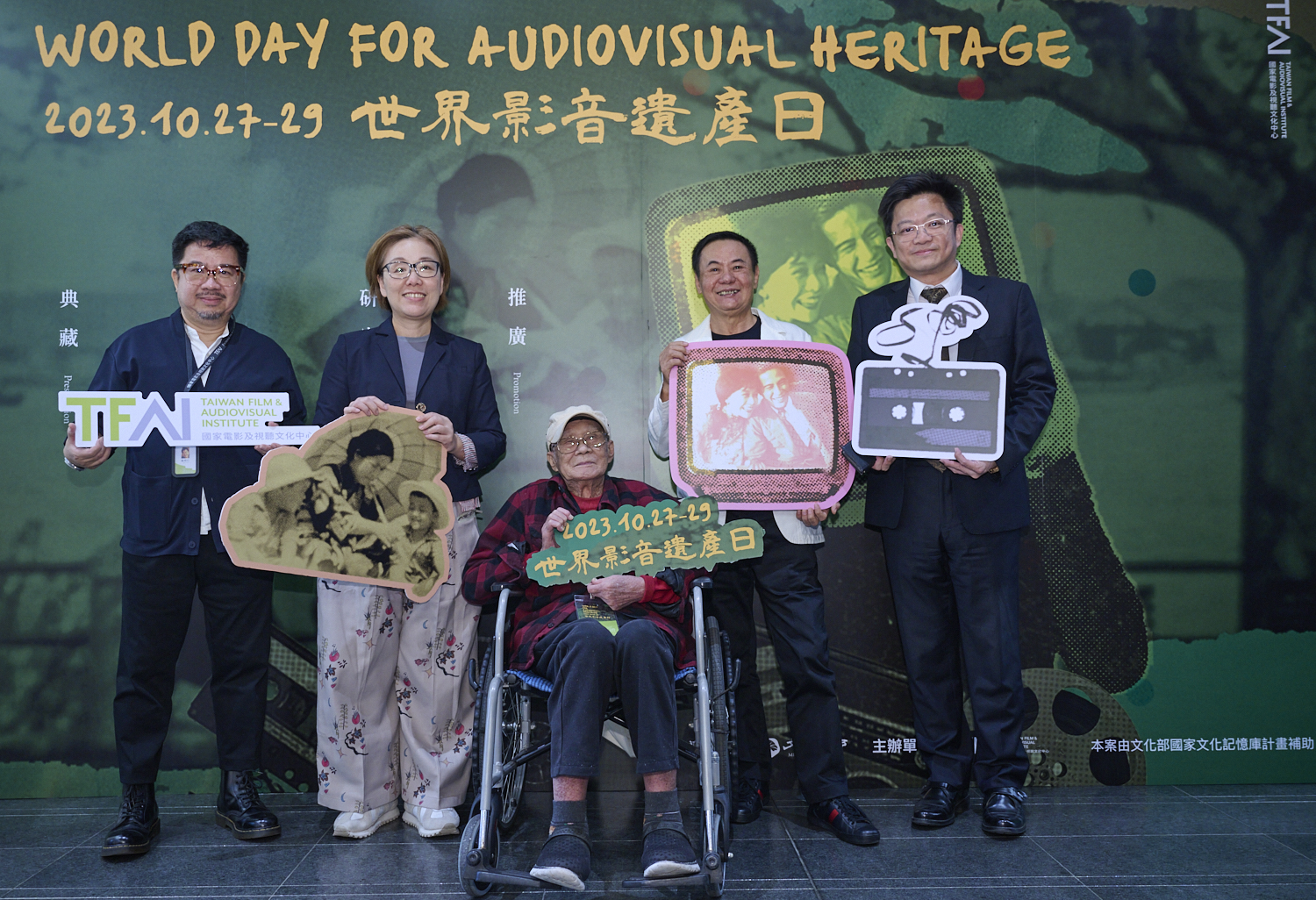 國家影視聽中心選在「世界影音遺產日」舉辦「世界影音遺產日年度修復成果發表暨感謝儀式」。左起：影視聽中心董事長褚明仁、文化部政務次長王時思、林福地導演、影視聽中心形象大使蔡振南、影視聽中心執行長李智仁。（影視聽中心提供）