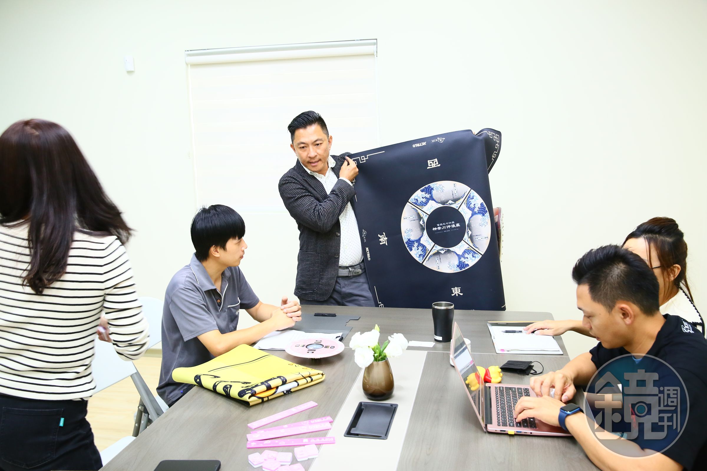 除了電動麻將桌，傳統手搓麻將的周邊產品也持續開發，有設計感的麻將桌布頗受年輕人喜歡。