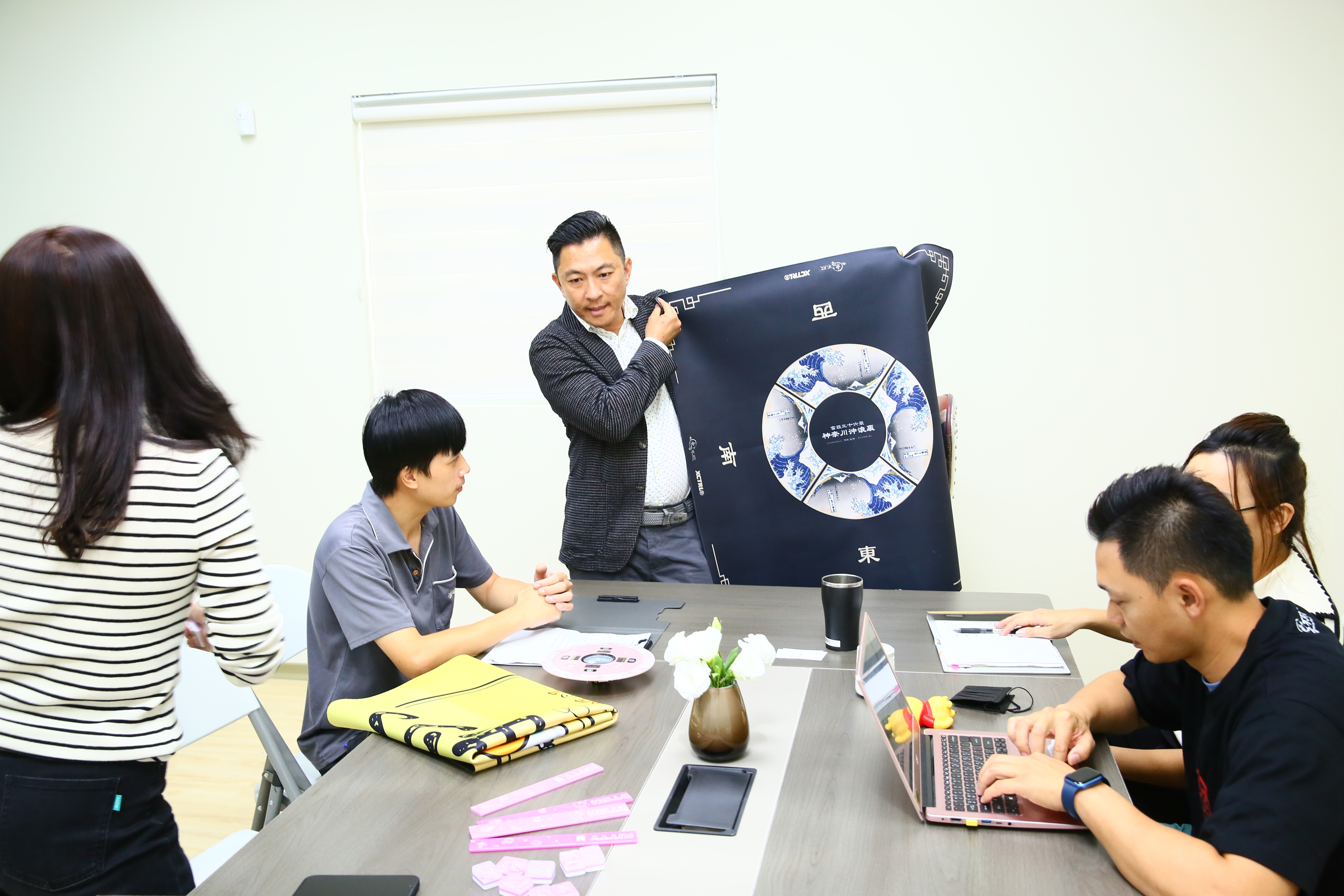 除了電動麻將桌，傳統手搓麻將的周邊產品也持續開發，有設計感的麻將桌布頗受年輕人喜歡。