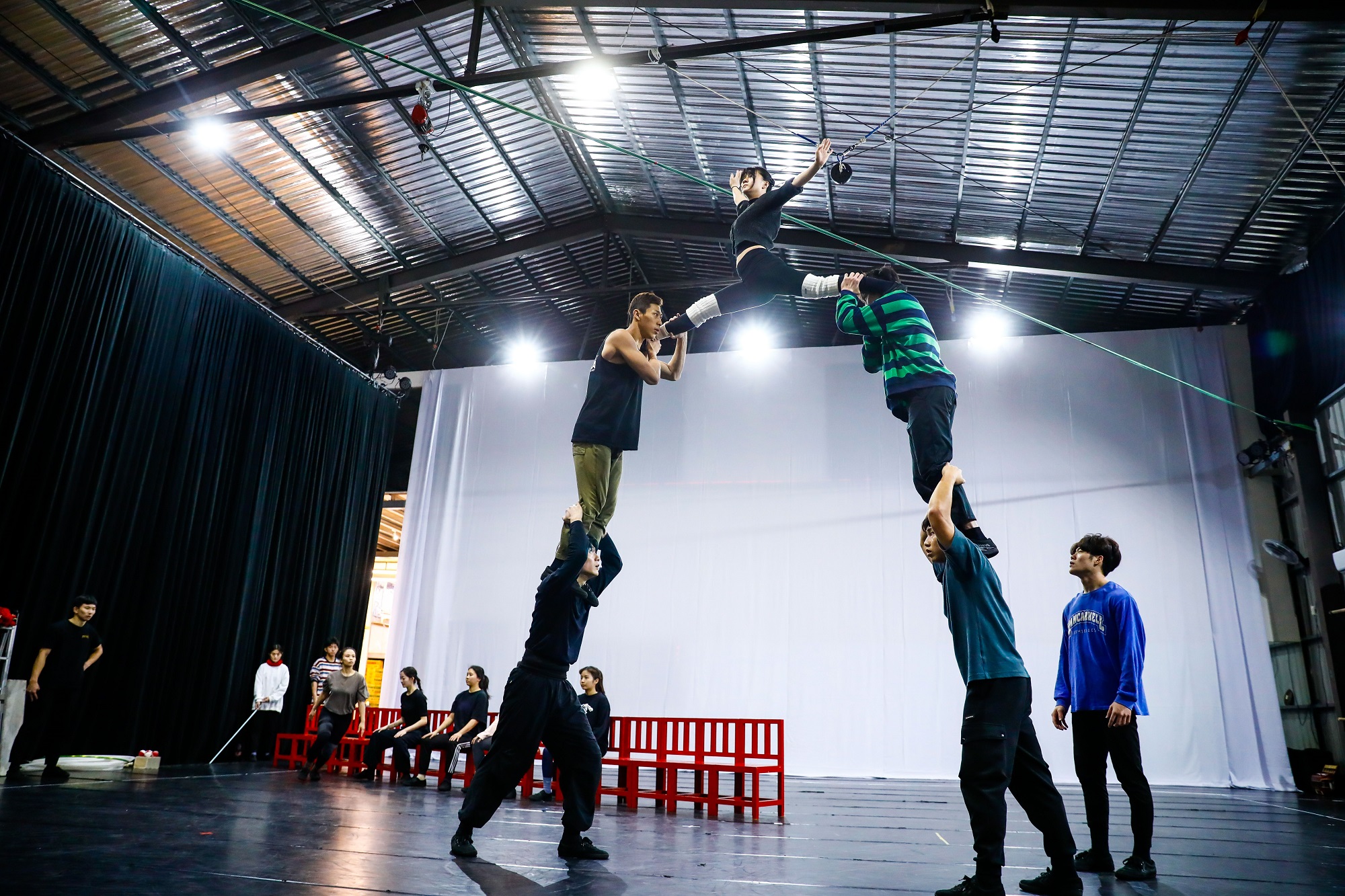 FOCASA團員為3月底登場的馬戲帳篷定目劇《幾米男孩的100次勇敢》彩排。