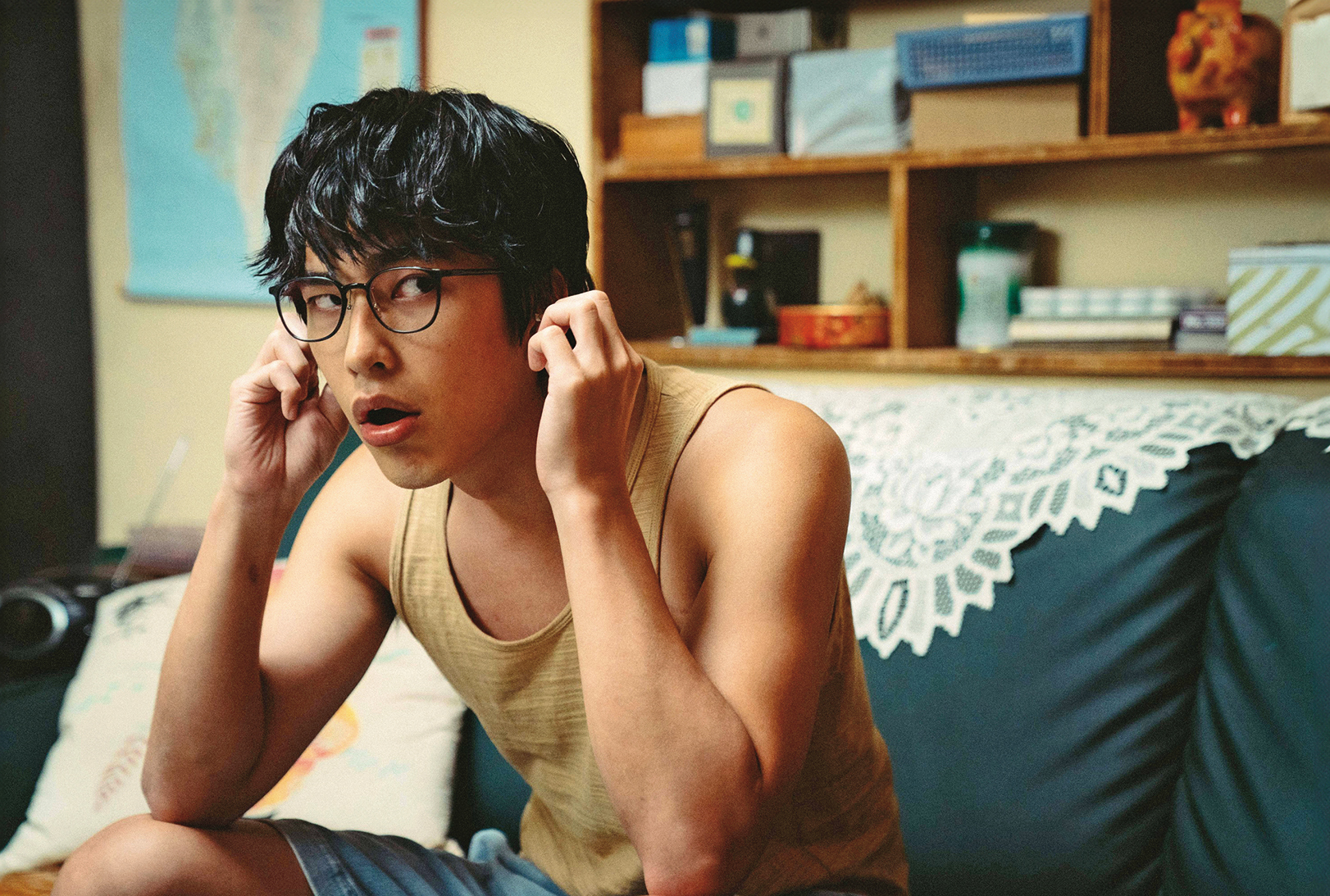 曾敬驊在《我家的事》飾演子夏，分明碰上家庭的重大變故，但總有辦法用白爛的角度消化，讓人忍不住捧腹大笑。（牽猴子提供）