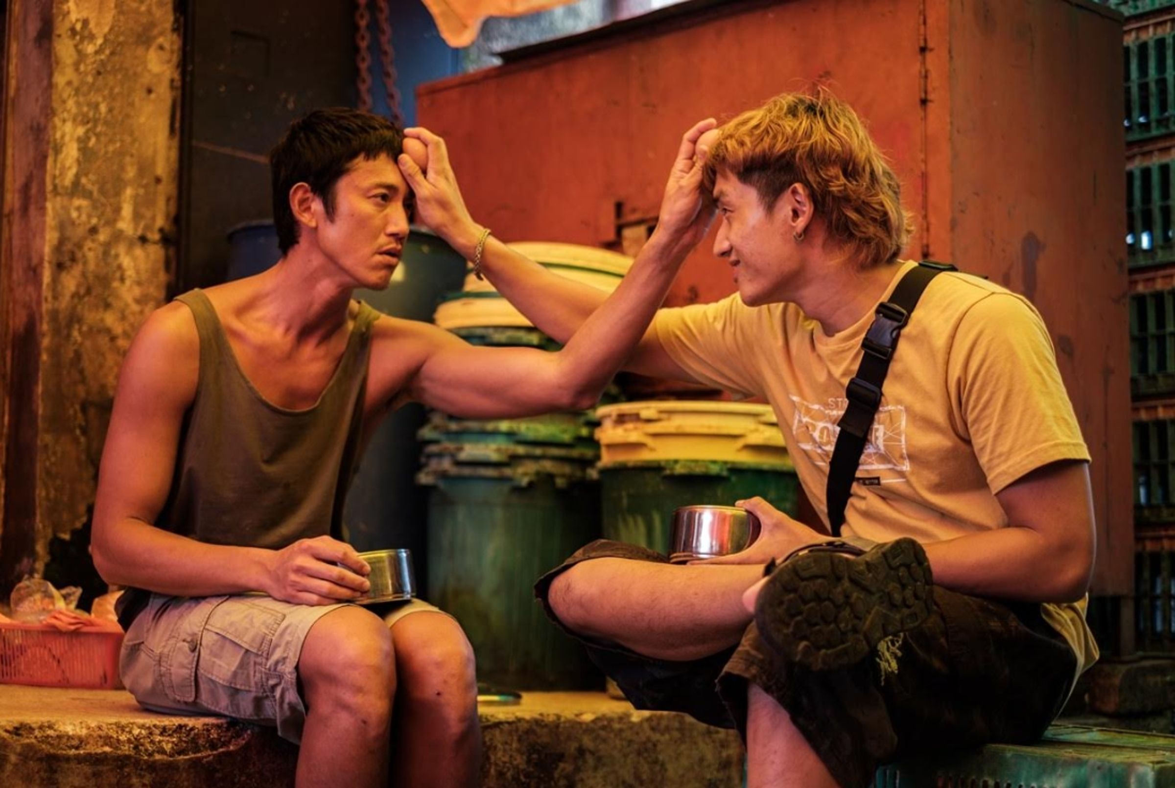 與吳慷仁(左)演出的《富都青年》,陳澤耀想起來仍揪心。(甲上娛樂提供)