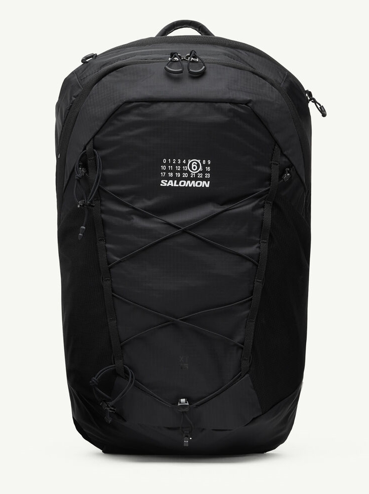 MM6 x Salomon XT-15黑色後背包,NT$12,385。(onefifteen初衣食午提供)
