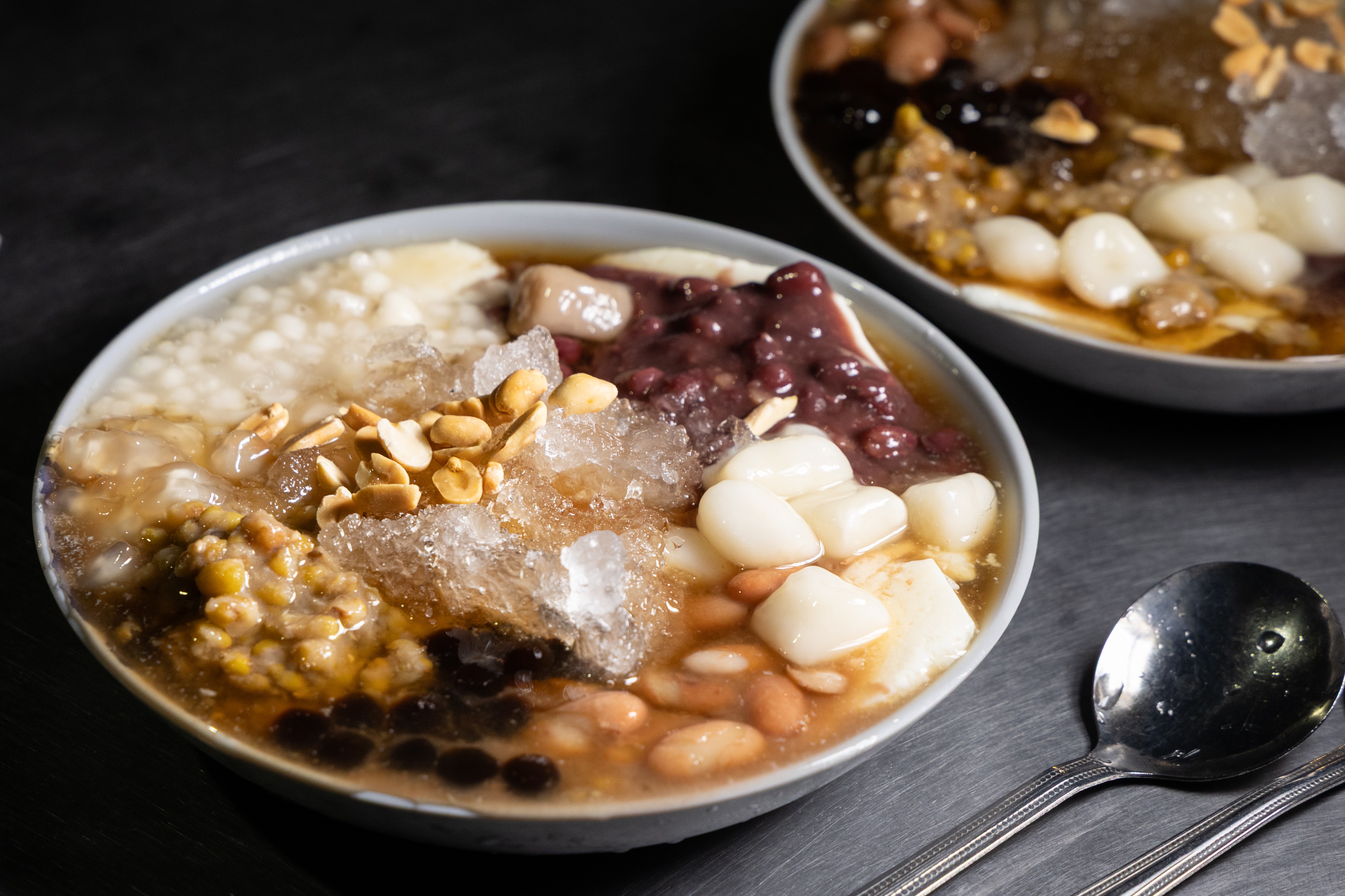 四季皆夏的台南，衍生出精彩的冰品美食，其中以八寶冰為最。（圖為冰鄉的八寶豆花）