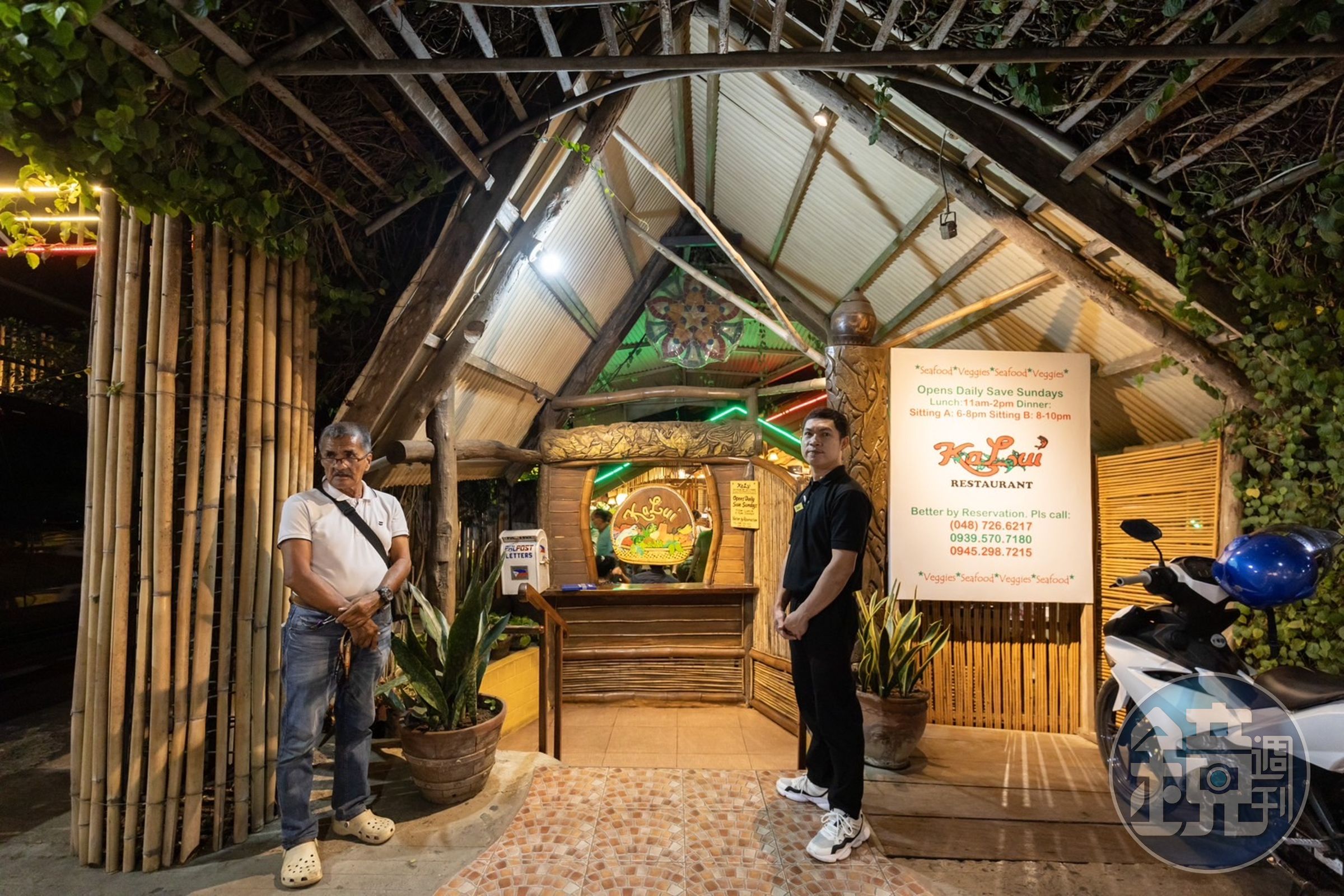 Kalui Restaurant位於熱鬧街道上,南洋風外觀十分引人矚目。