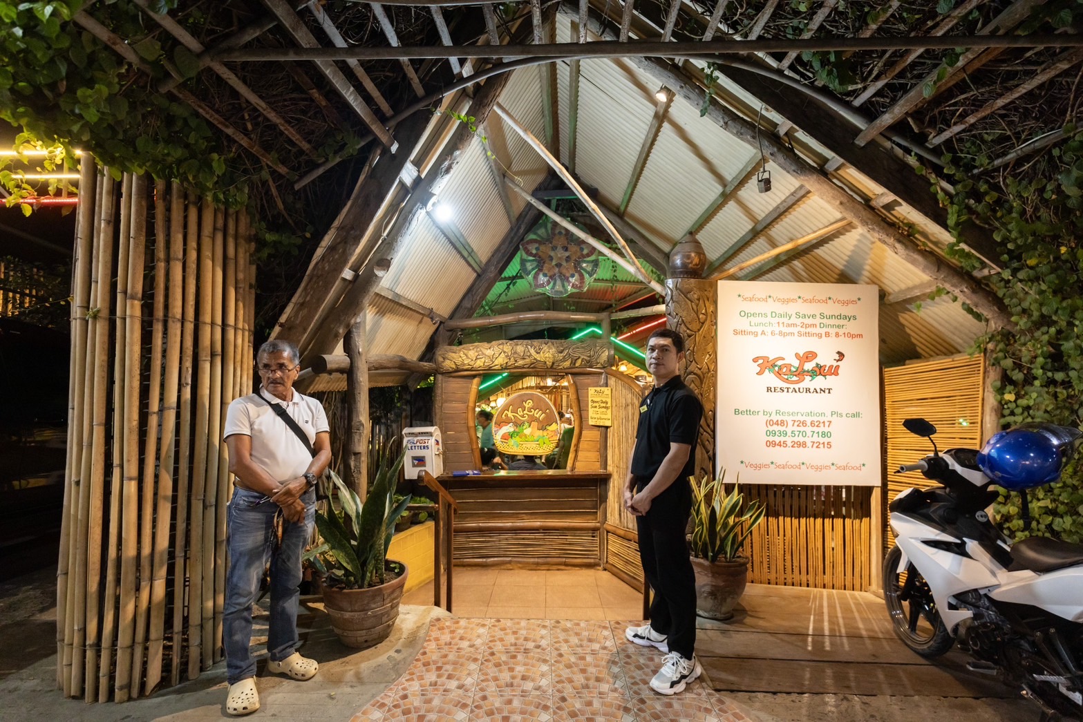 Kalui Restaurant位於熱鬧街道上，南洋風外觀十分引人矚目。