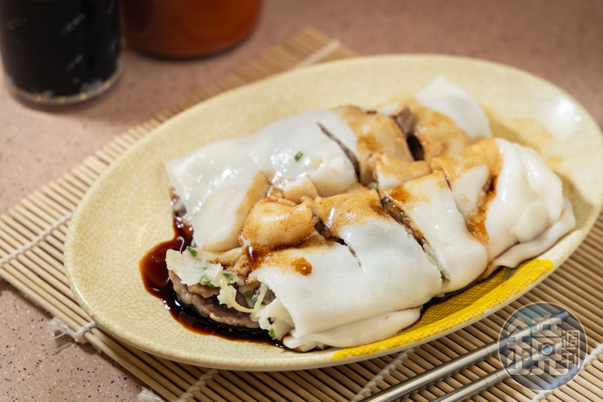 「滑牛腸粉」外皮軟嫩滑Q，裡面包裹大塊牛肉與蔥花，搭配特製的濃郁醬汁。（港幣20元／份）