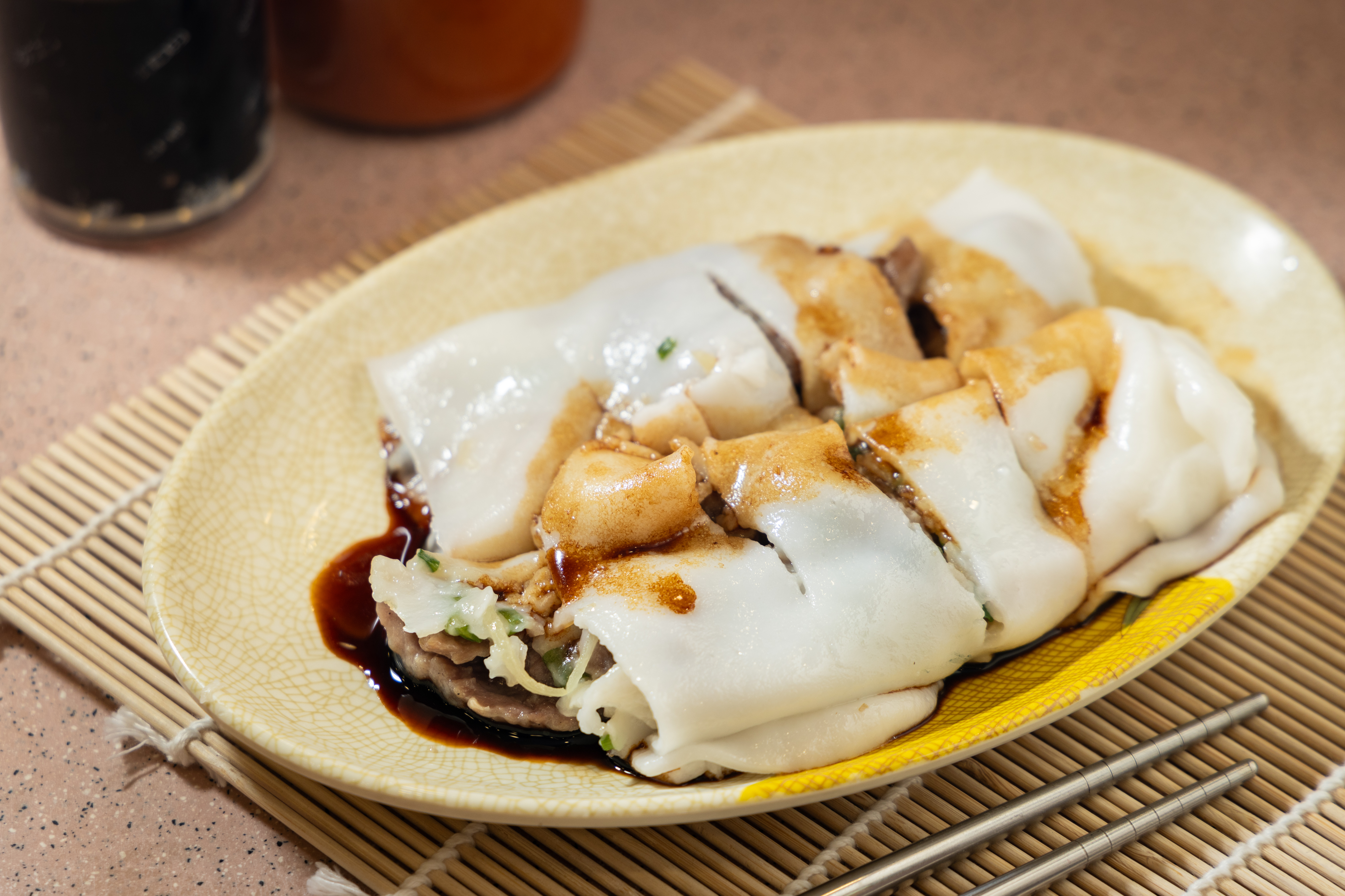 「滑牛腸粉」外皮軟嫩滑Q，裡面包裹大塊牛肉與蔥花，搭配特製的濃郁醬汁。（港幣20元／份）