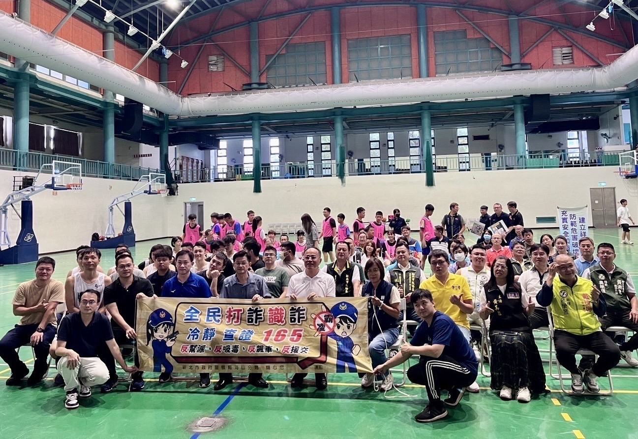 海山分局19日前進校園，至板橋中學召開了一場治安會報。（海山分局提供）