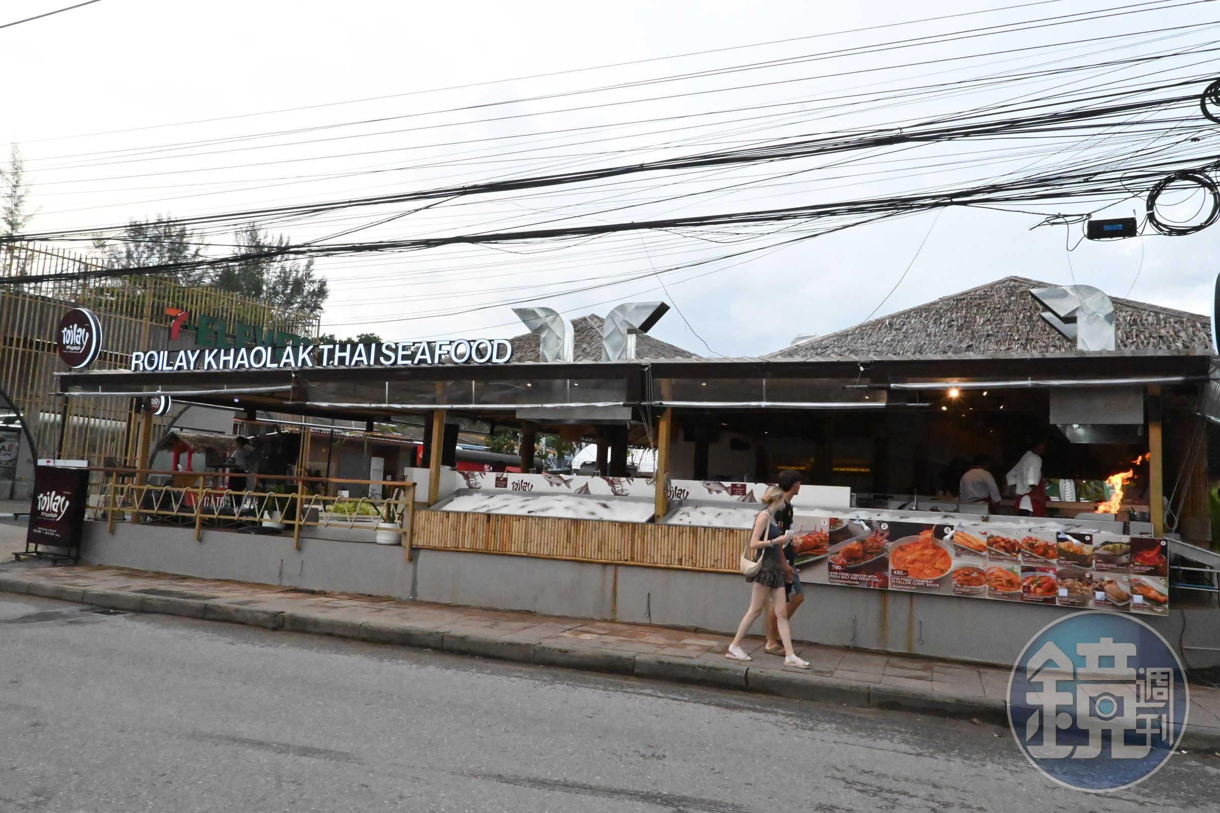 「Roi Lay Khaolak」是當地著名的海鮮餐廳，以安達曼海新鮮捕撈的海產與泰南菜餚為主打。