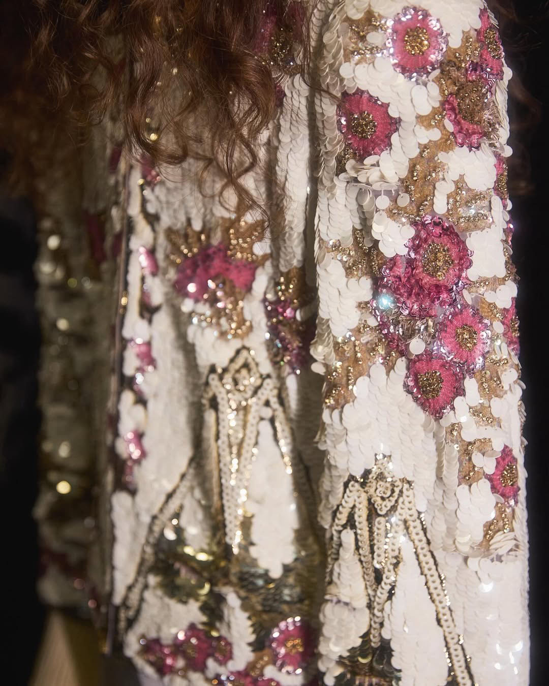 模擬花瓣層層堆疊的亮片,美得令人屏息。(翻攝自VALENTINO IG)