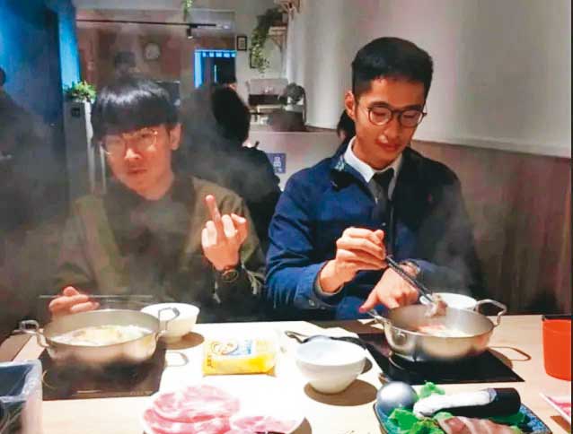 石育恩法官（左）與詐團軍師頭鄭鴻威（右）是政大法律系同學，2人已遭列被告。（翻攝鄭鴻威臉書）