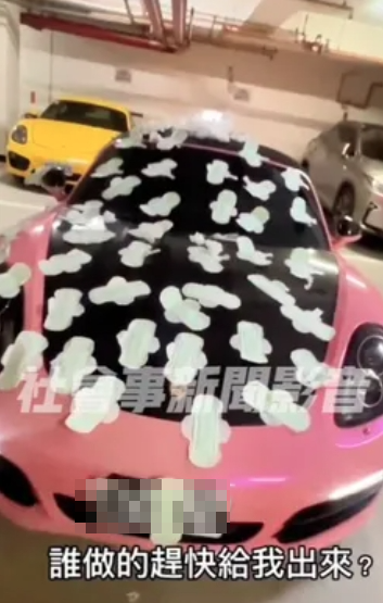 影片曝光後，警方自主展開調查，竟發現把這台車貼滿衛生棉的凶手，就是車主范女本人。（翻攝自社會事新聞影音）
