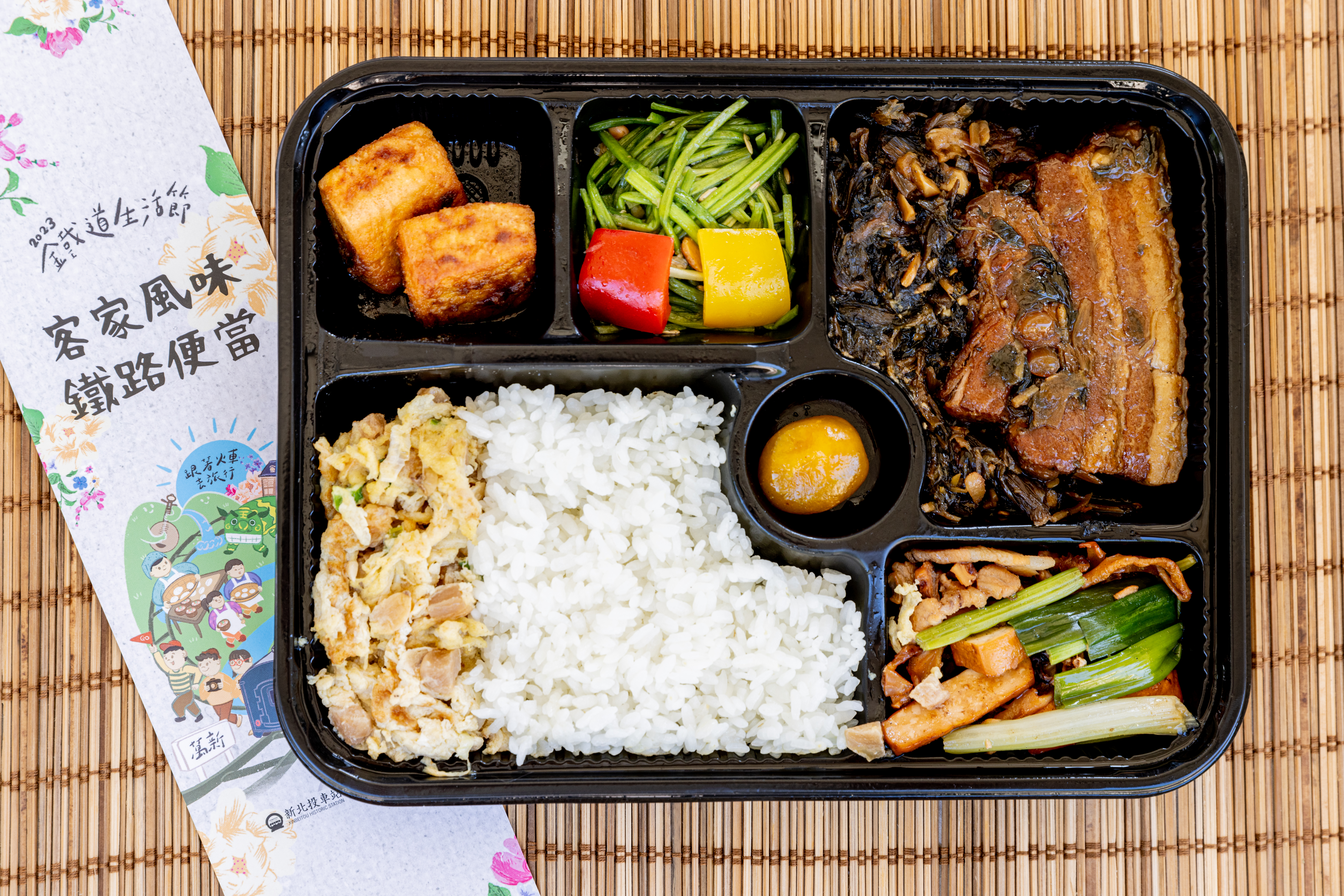 台鐵推出「客家風味鐵路便當」，每份售價150元，午餐限定。（台鐵局提供）