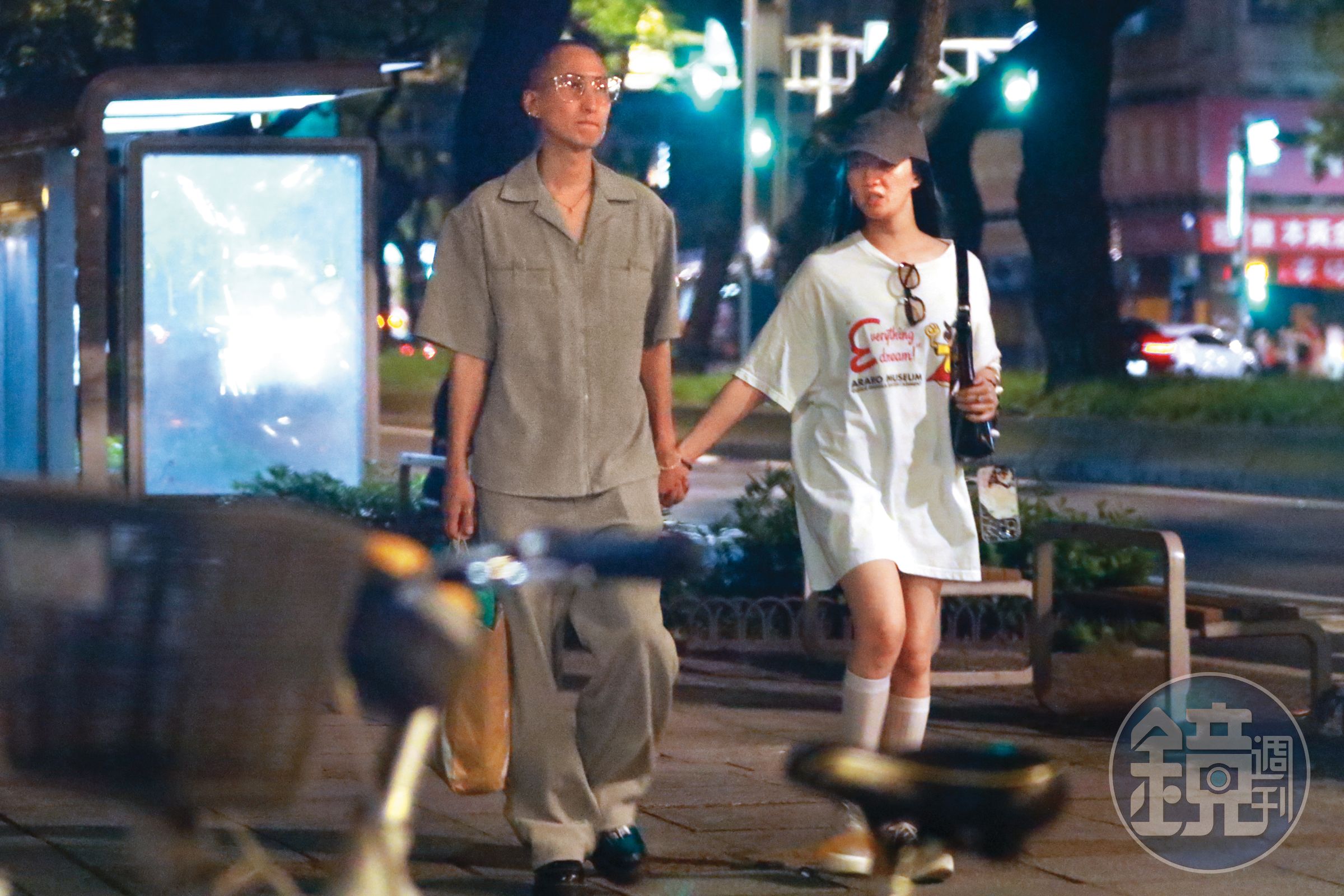 8/25,21:42,李杏(右)與劉珞亦(左)與友人聚完餐後,最後又牽著彼此一起回李杏的家;李杏已經脫掉防護口罩。