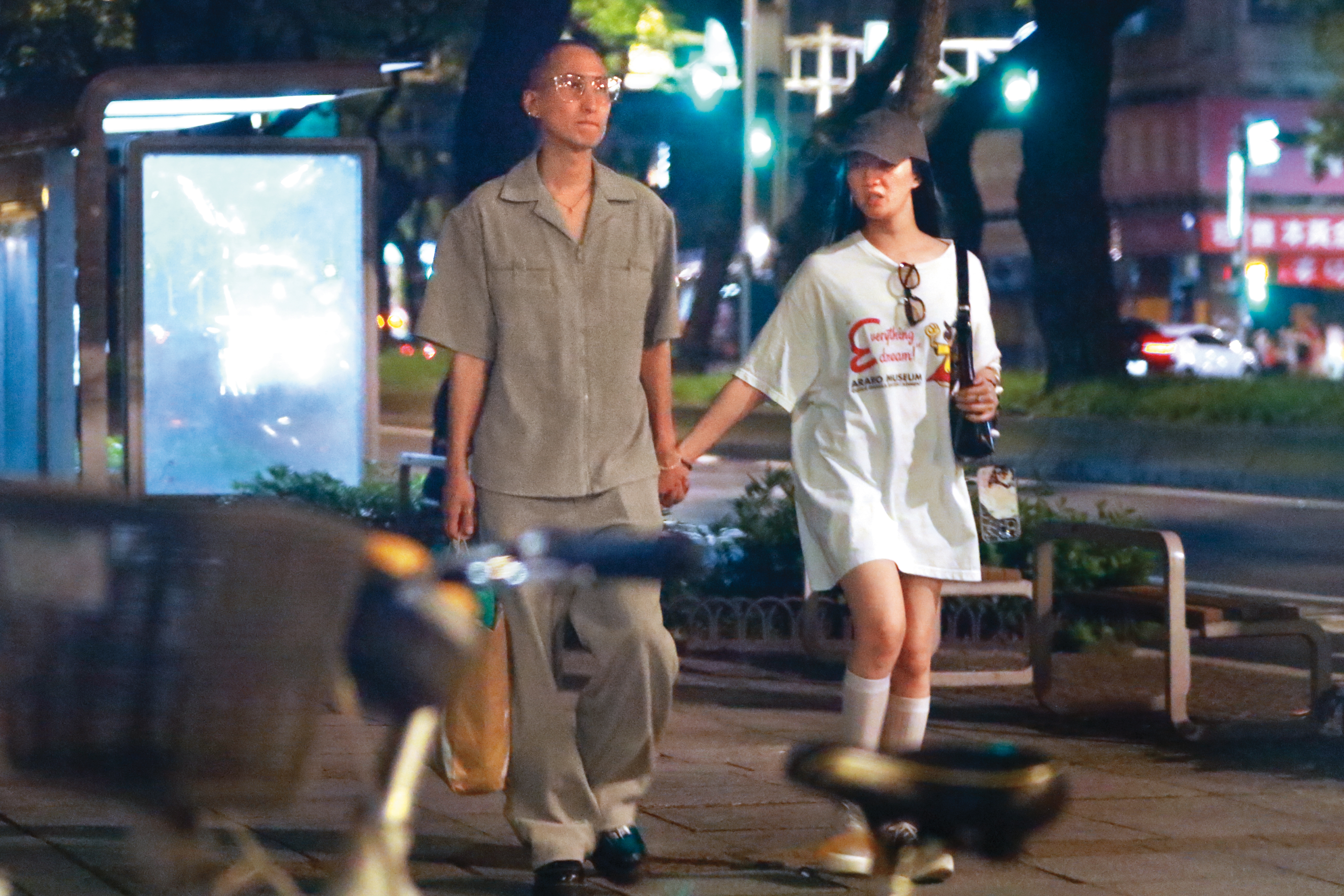 8/25，21：42，李杏（右）與劉珞亦（左）與友人聚完餐後，最後又牽著彼此一起回李杏的家；李杏已經脫掉防護口罩。