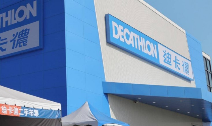 迪卡儂小編看見原PO偷臭自家包包「不好看」，留言7字幽默回應。（翻攝自迪卡儂臉書）